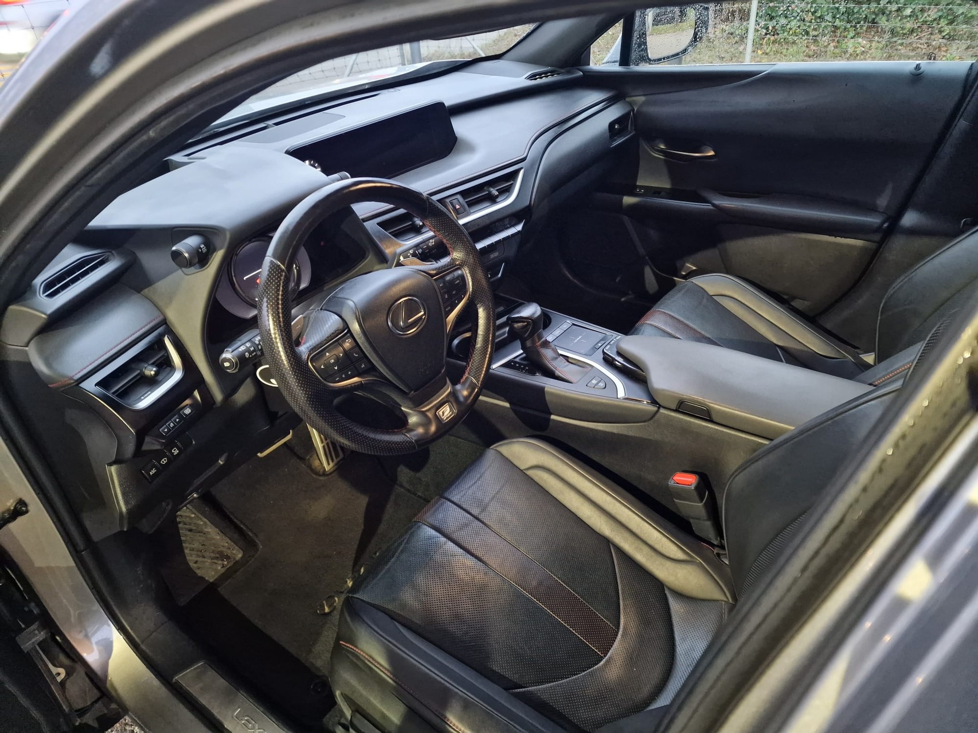 LEXUS UX 250h Launch Edition F Sport AWD Automatic-image-4