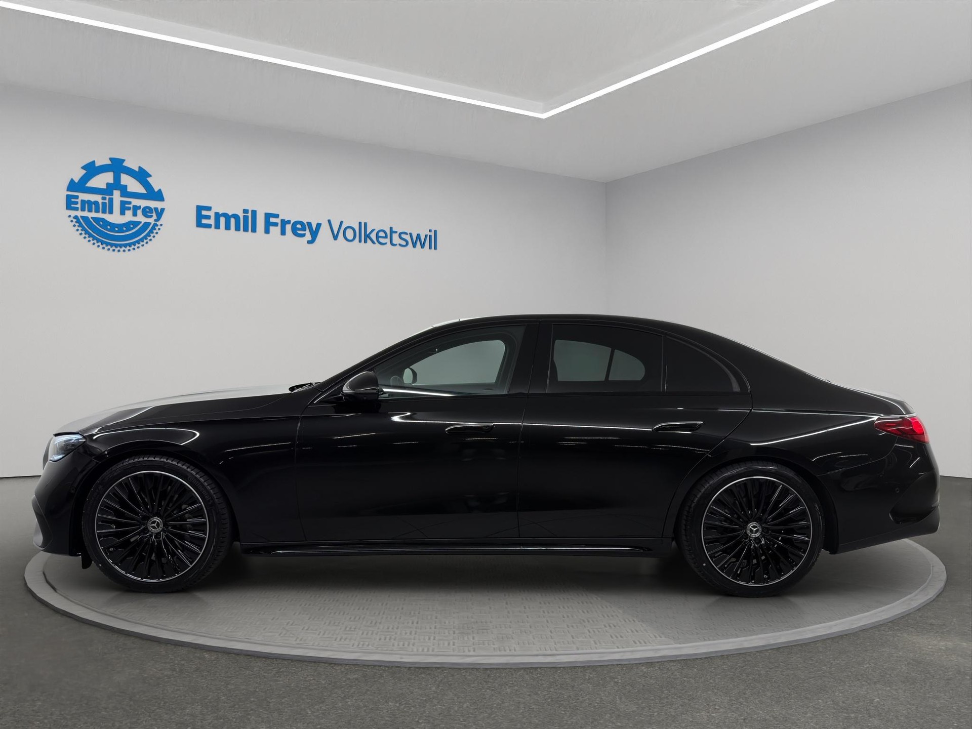 MERCEDES-BENZ E 220 d AMG Line 4matic-showroom-element-1