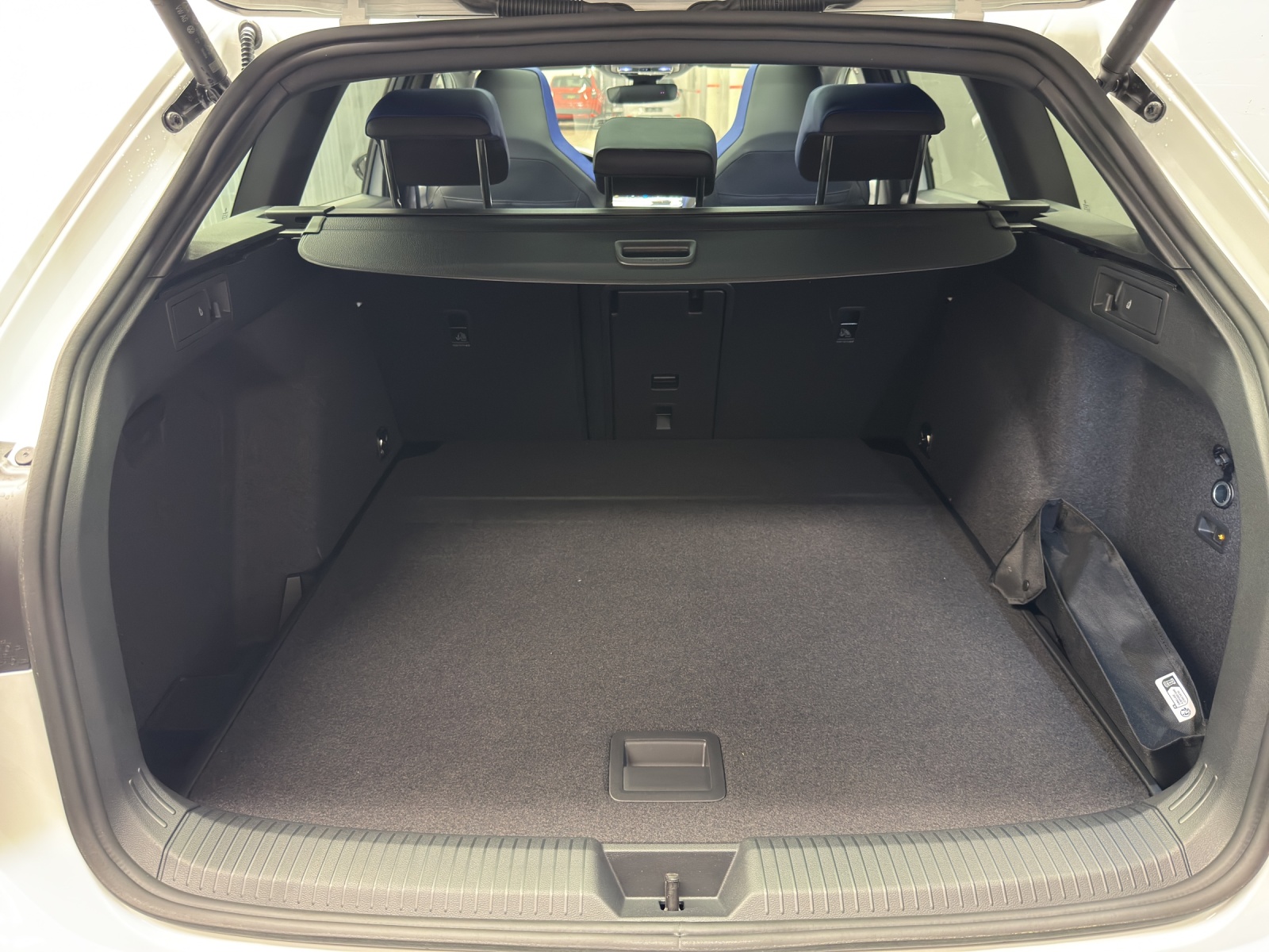 VW Golf VIII Variant 2.0 TSI R DSG 4motion-image-10