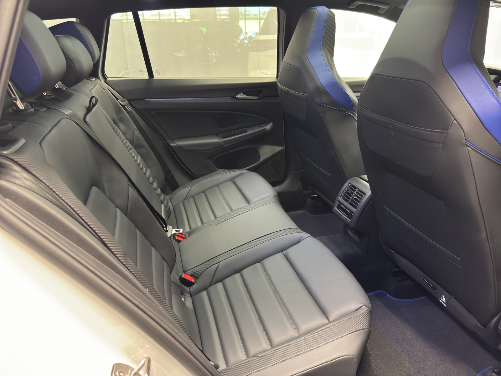 VW Golf VIII Variant 2.0 TSI R DSG 4motion-image-9