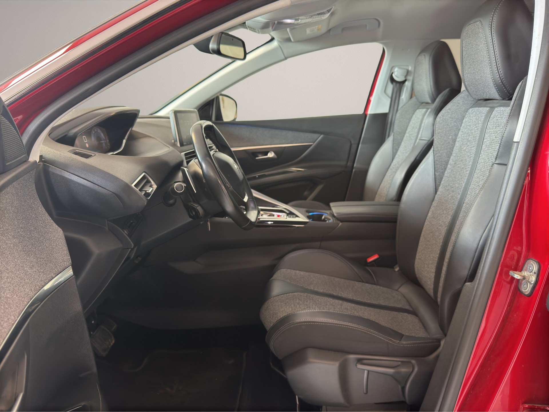 PEUGEOT 3008 1.2 PureTech Allure EAT-image-6