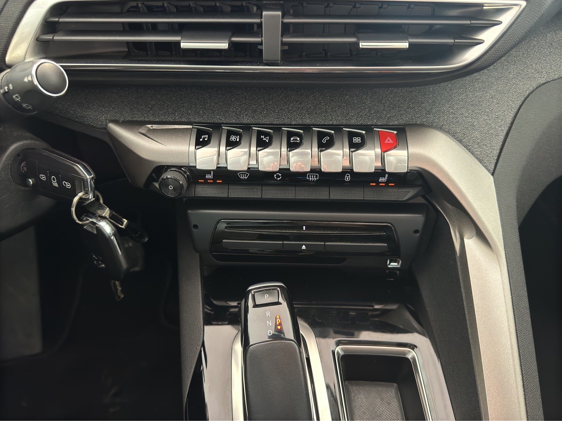 PEUGEOT 3008 1.2 PureTech Allure EAT-image-15