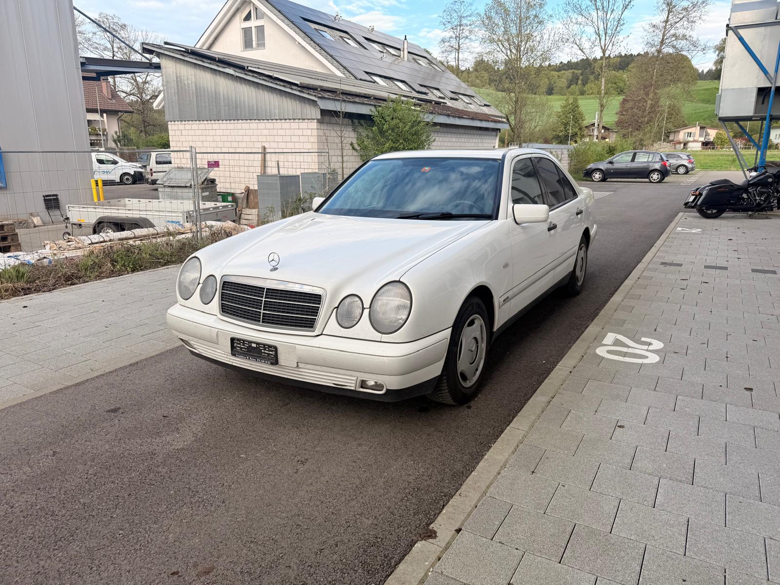 MERCEDES-BENZ E 200 Elégance