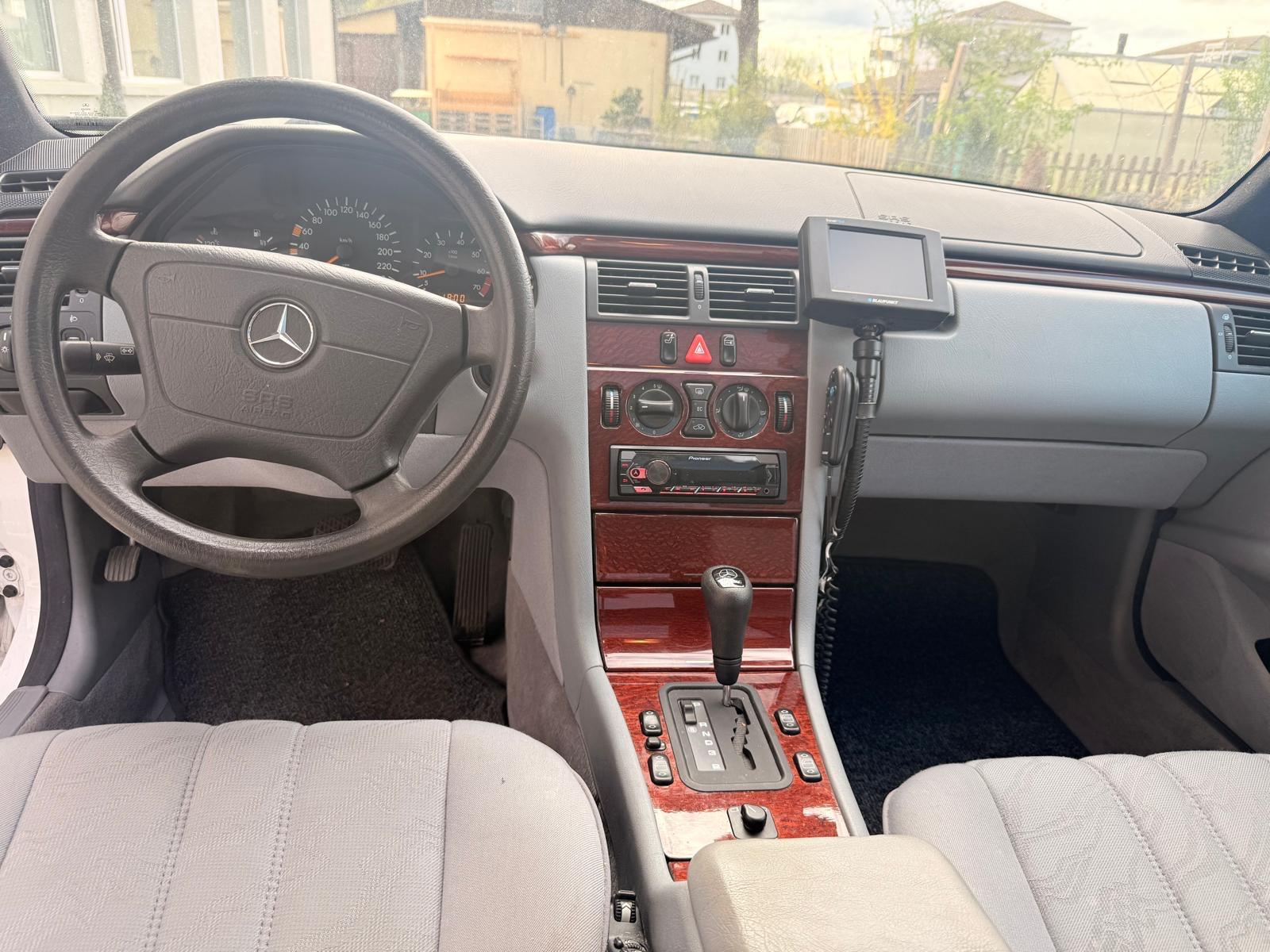 MERCEDES-BENZ E 200 Elégance-image-6