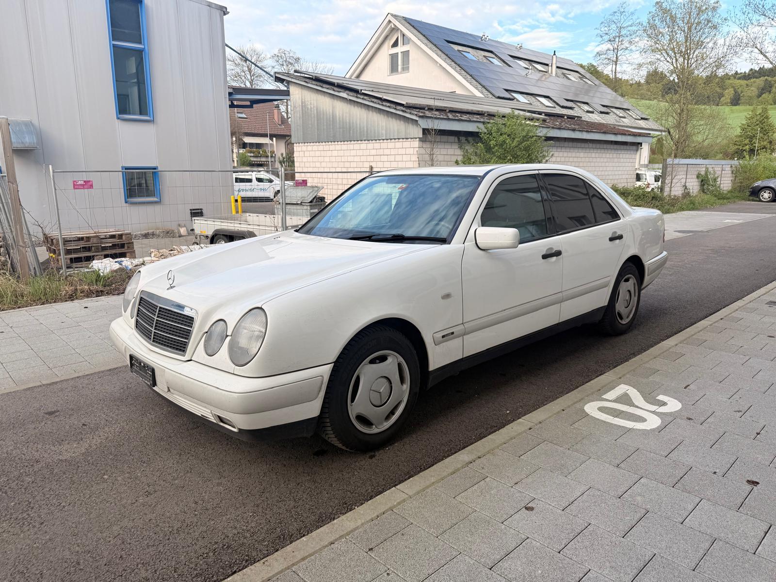 MERCEDES-BENZ E 200 Elégance-image-2