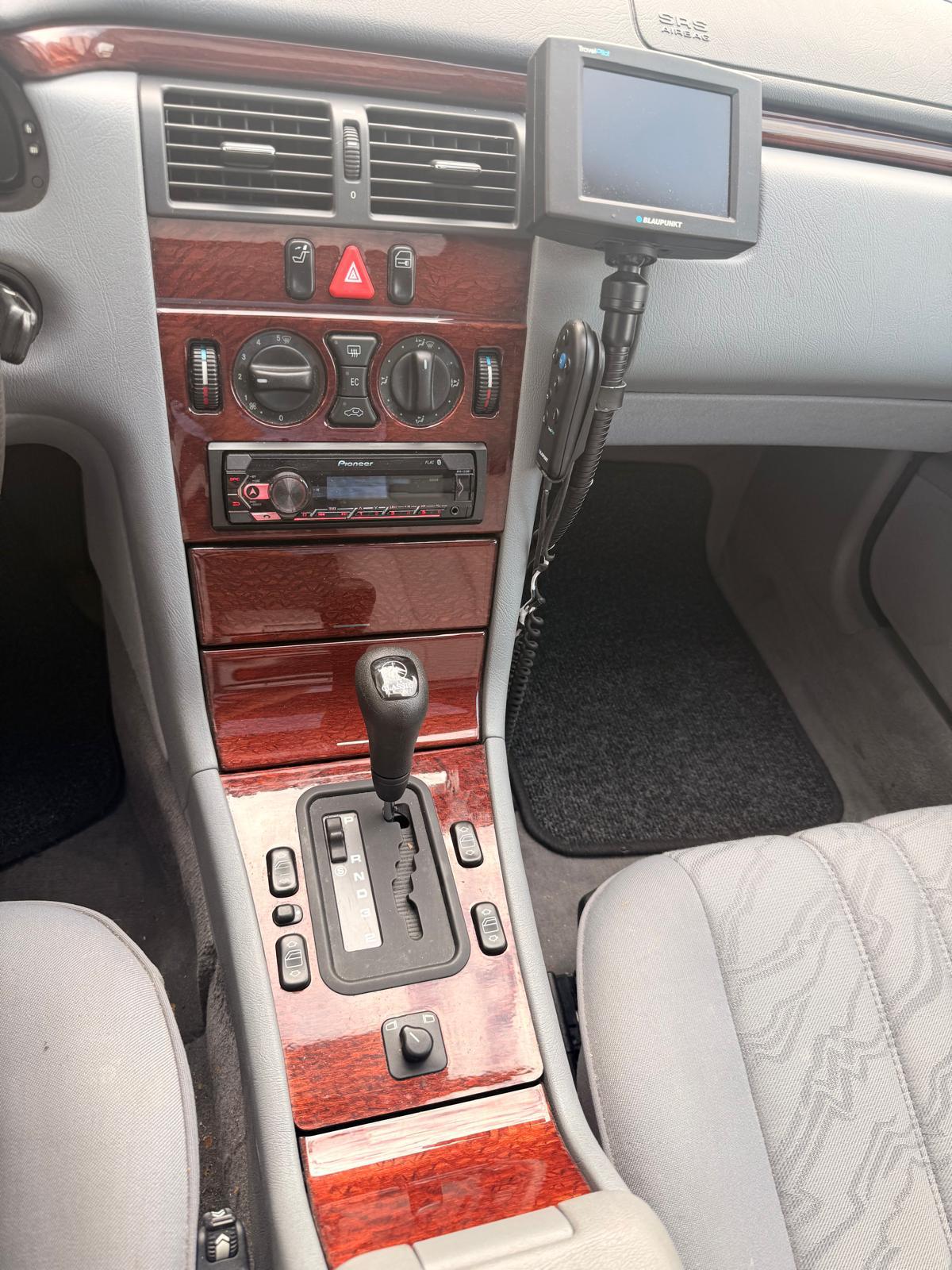 MERCEDES-BENZ E 200 Elégance-image-8