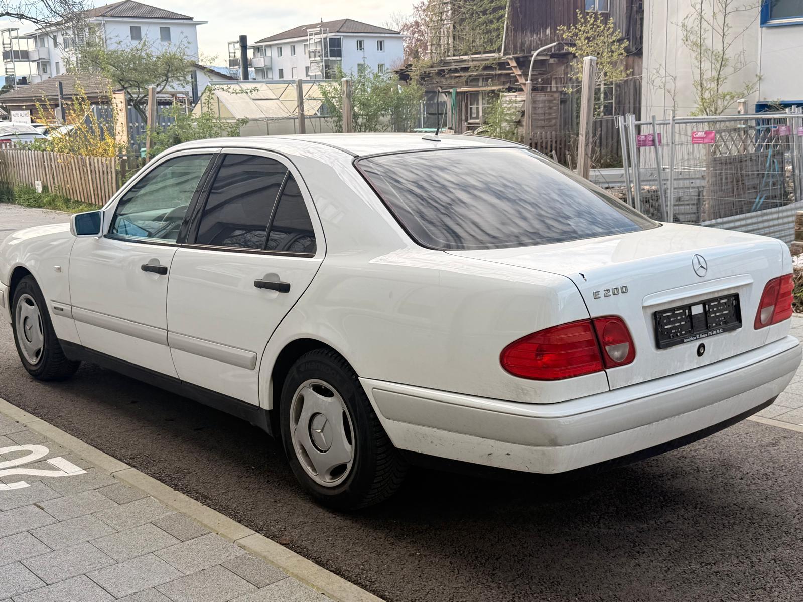 MERCEDES-BENZ E 200 Elégance-image-4