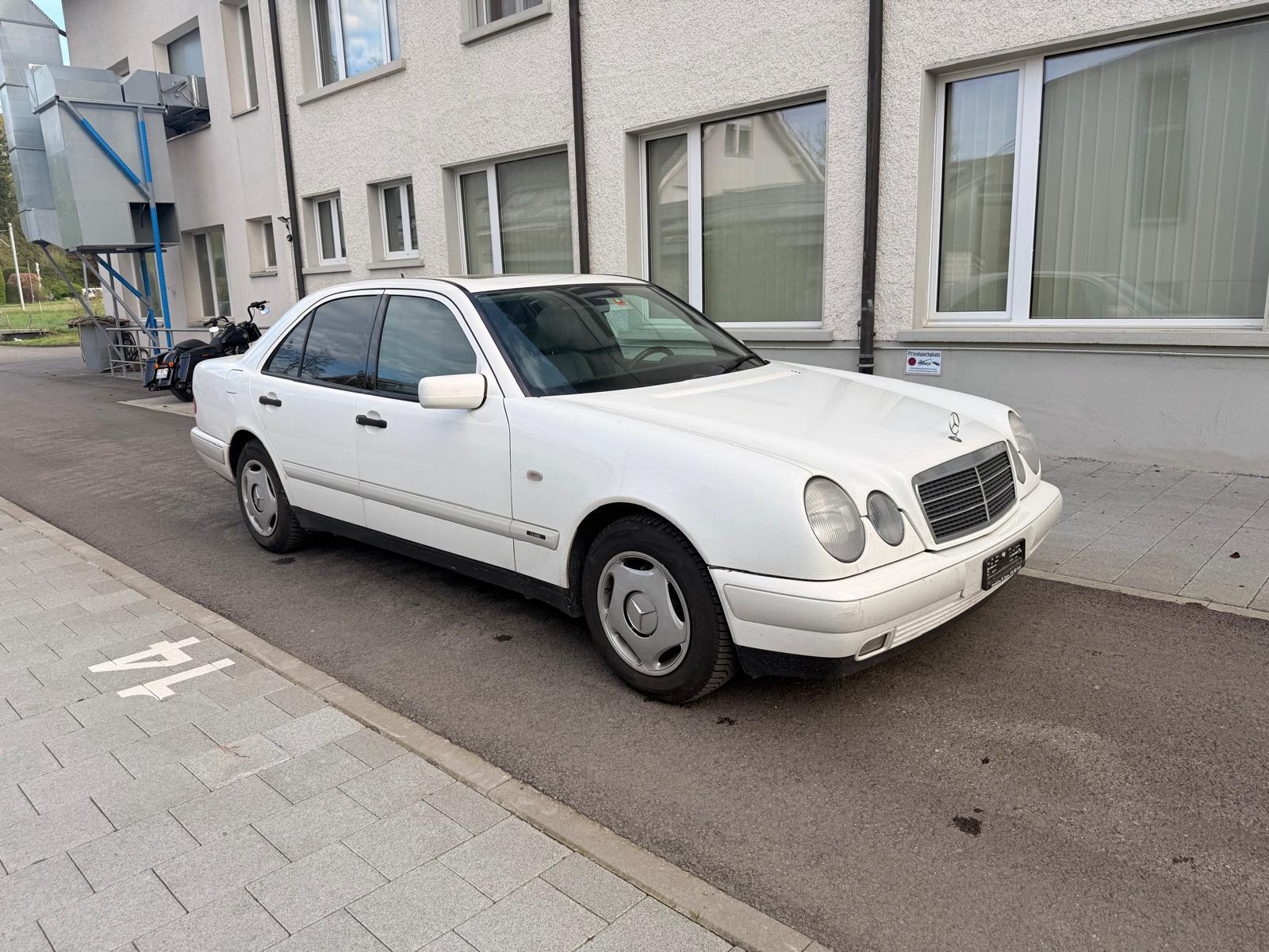 MERCEDES-BENZ E 200 Elégance-image-3