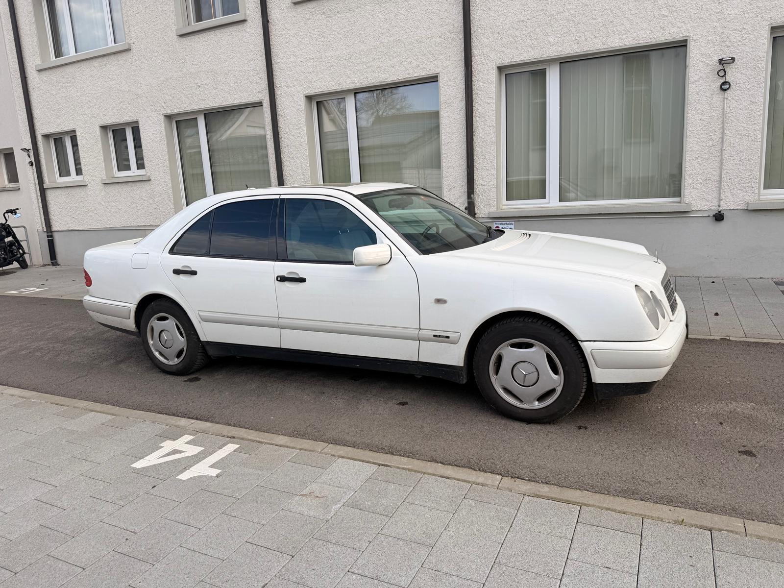 MERCEDES-BENZ E 200 Elégance-image-5