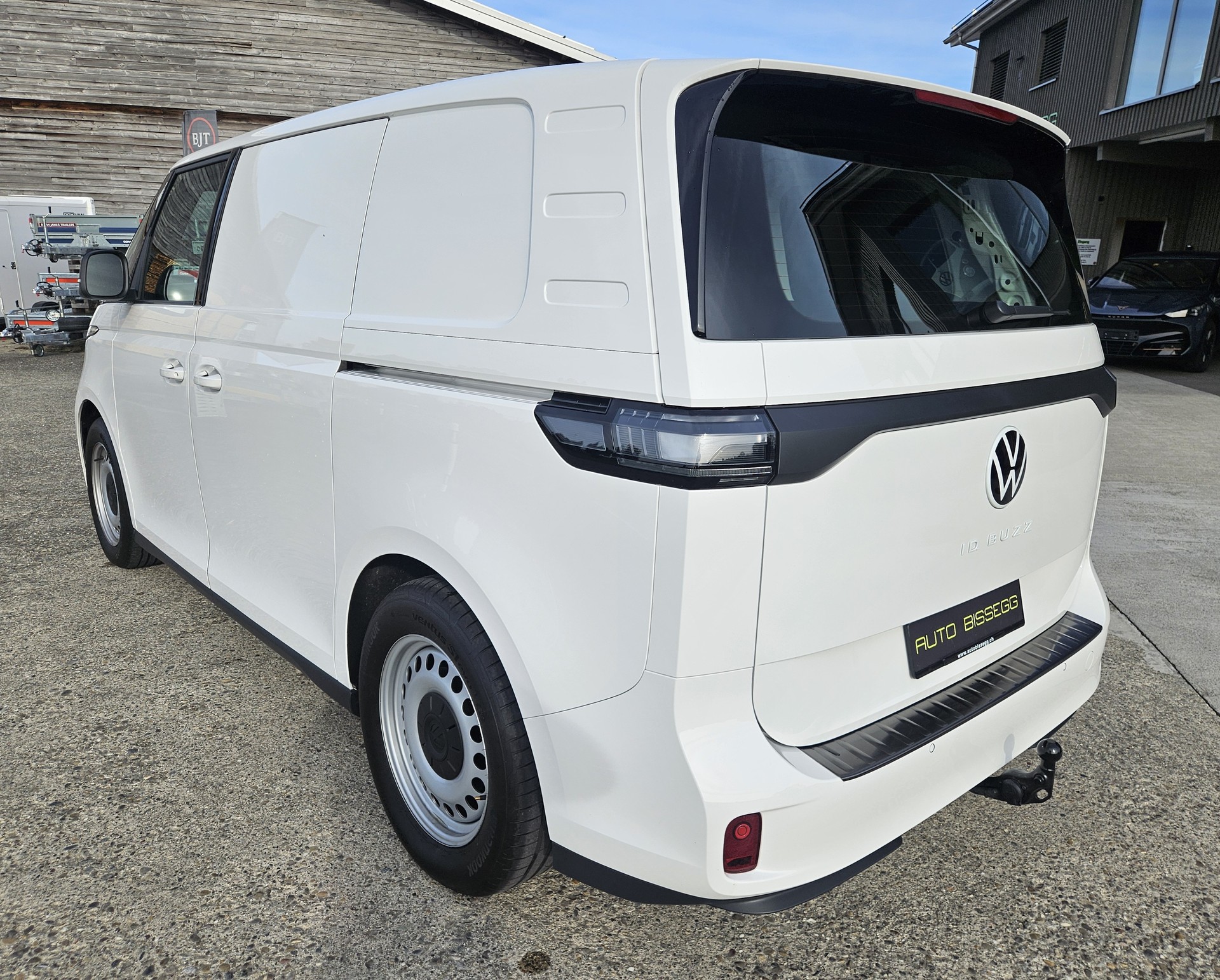 VW ID. Buzz Cargo Pure mit 2 Schiebetüren und Anhängerkupplung-image-5