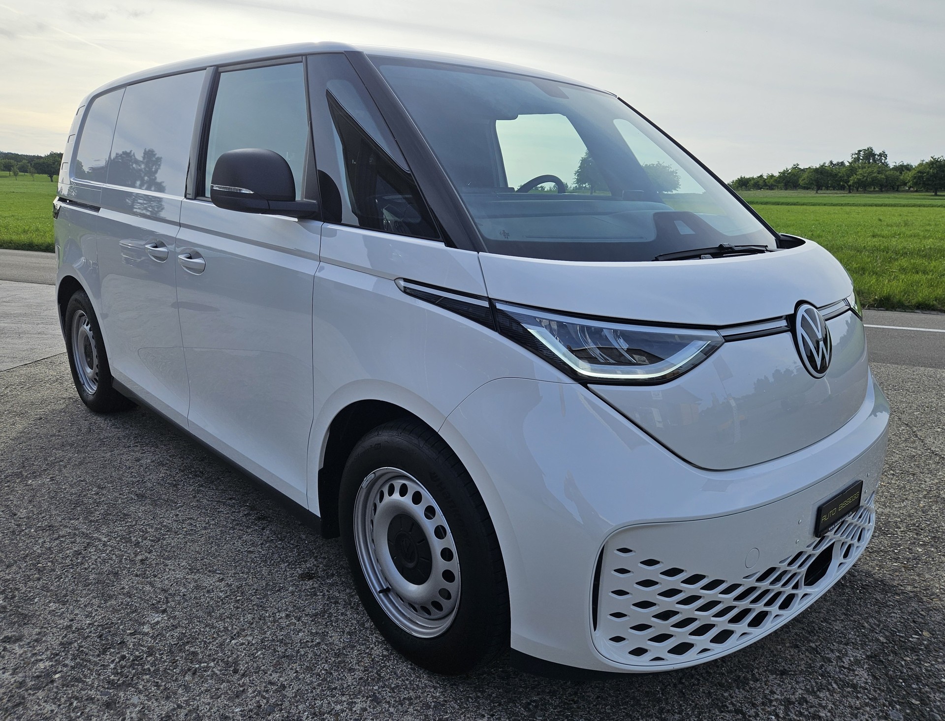 VW ID. Buzz Cargo Pure mit 2 Schiebetüren und Anhängerkupplung