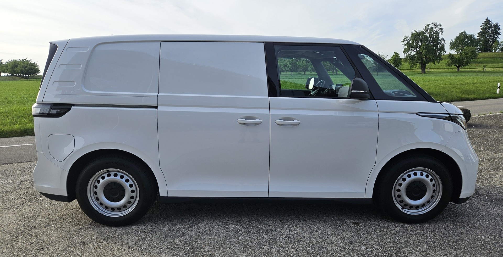 VW ID. Buzz Cargo Pure mit 2 Schiebetüren und Anhängerkupplung-image-10