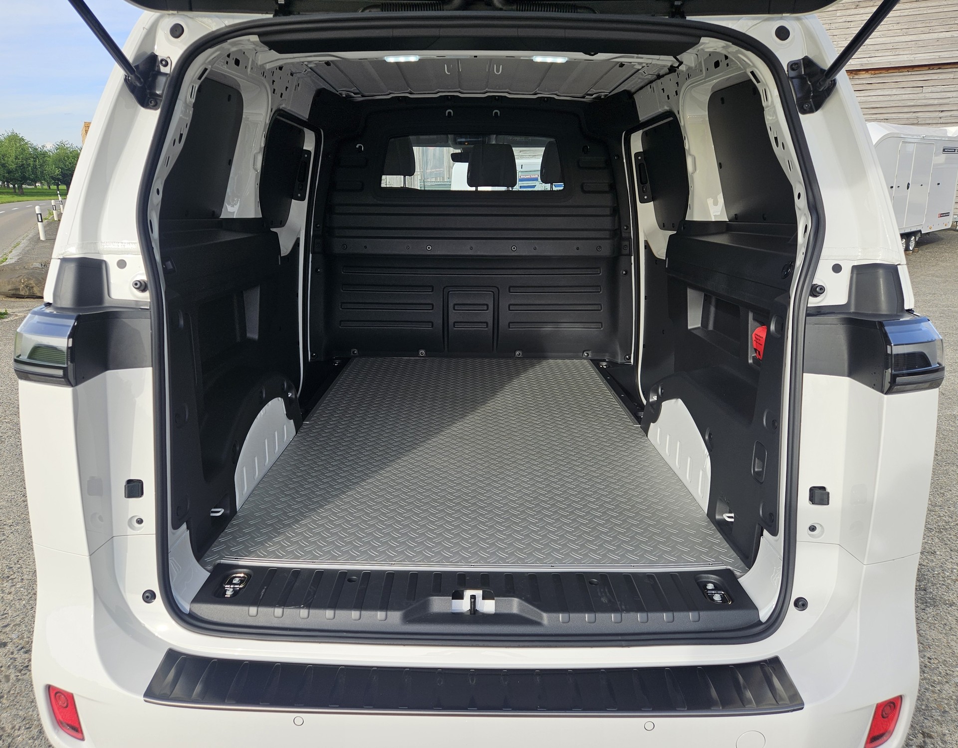 VW ID. Buzz Cargo Pure mit 2 Schiebetüren und Anhängerkupplung-image-7