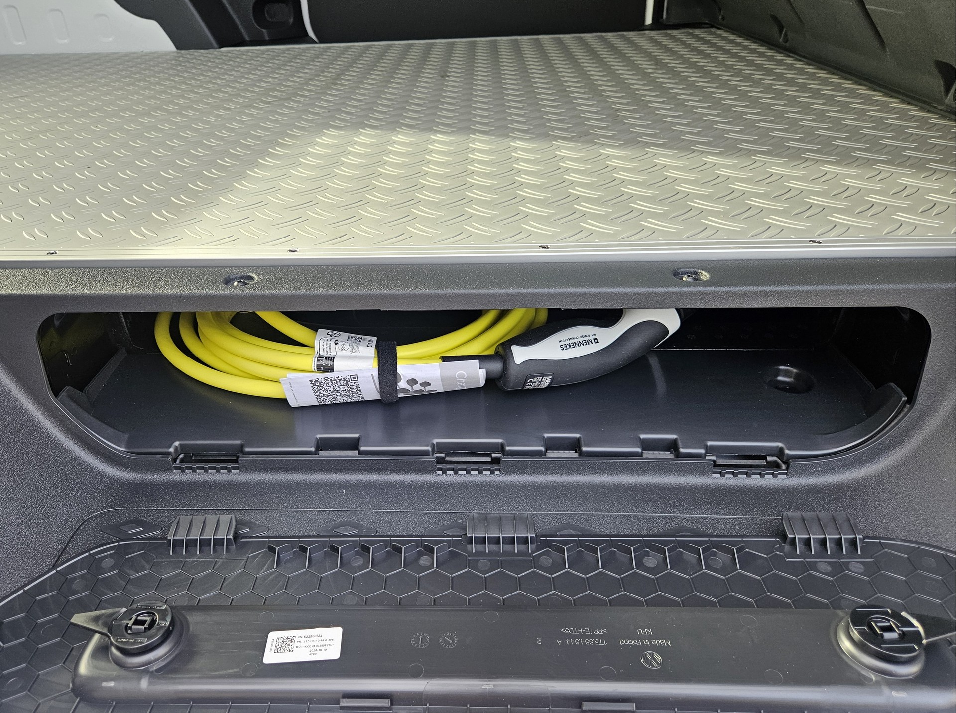 VW ID. Buzz Cargo Pure mit 2 Schiebetüren und Anhängerkupplung-image-12
