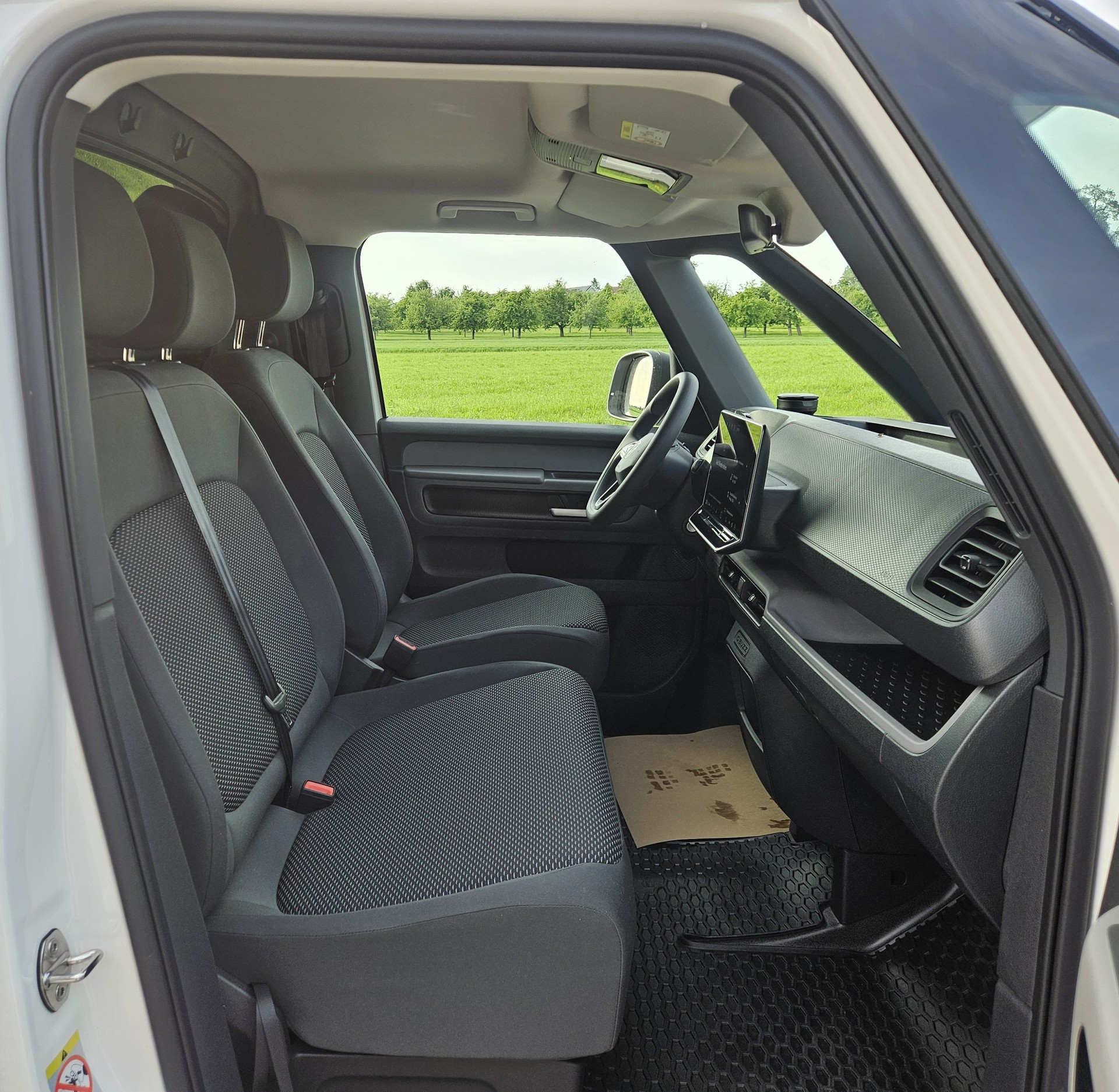 VW ID. Buzz Cargo Pure mit 2 Schiebetüren und Anhängerkupplung-image-15