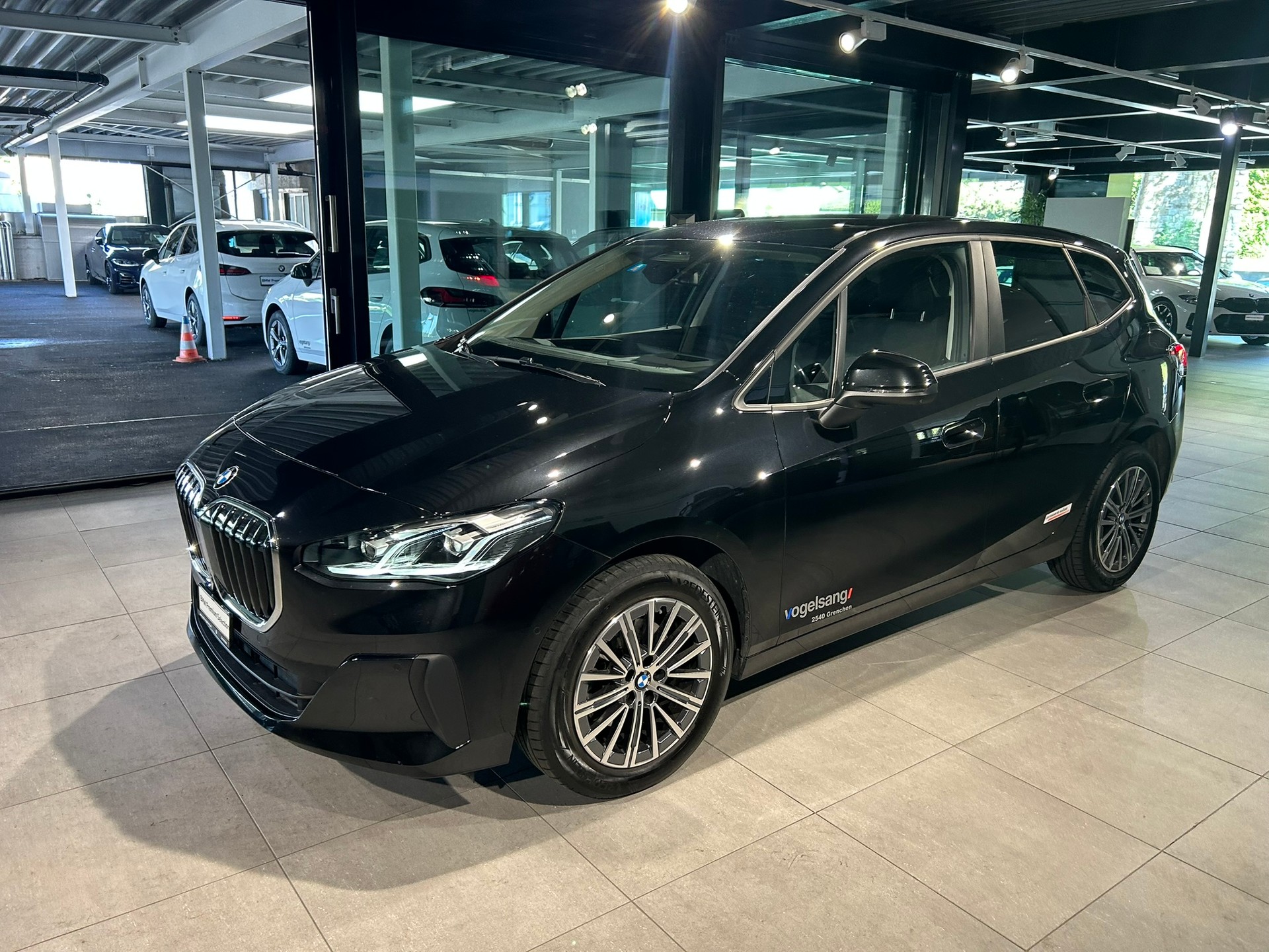 BMW 218d Active Tourer DKG-showroom-element-3