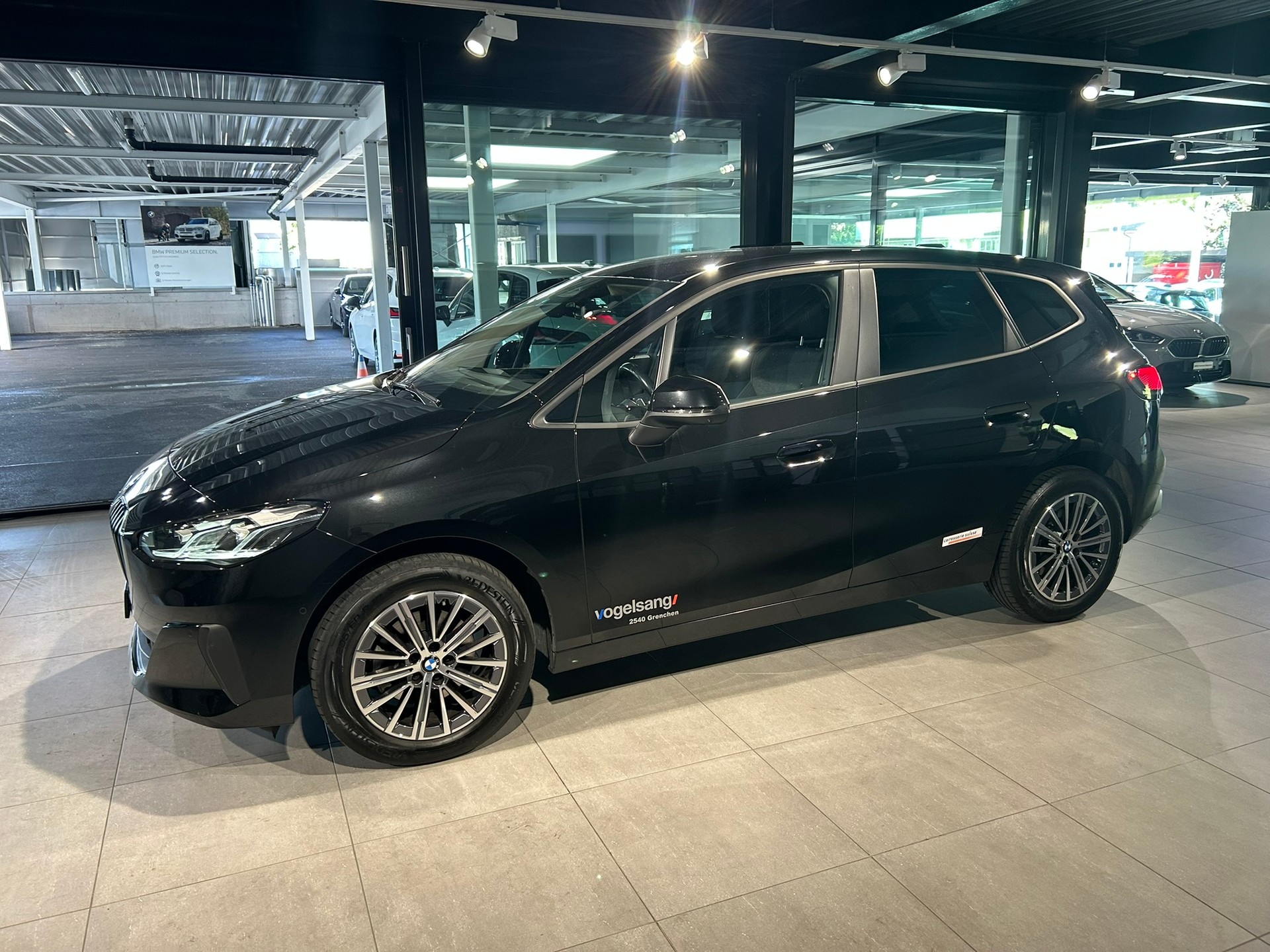 BMW 218d Active Tourer DKG-showroom-element-2