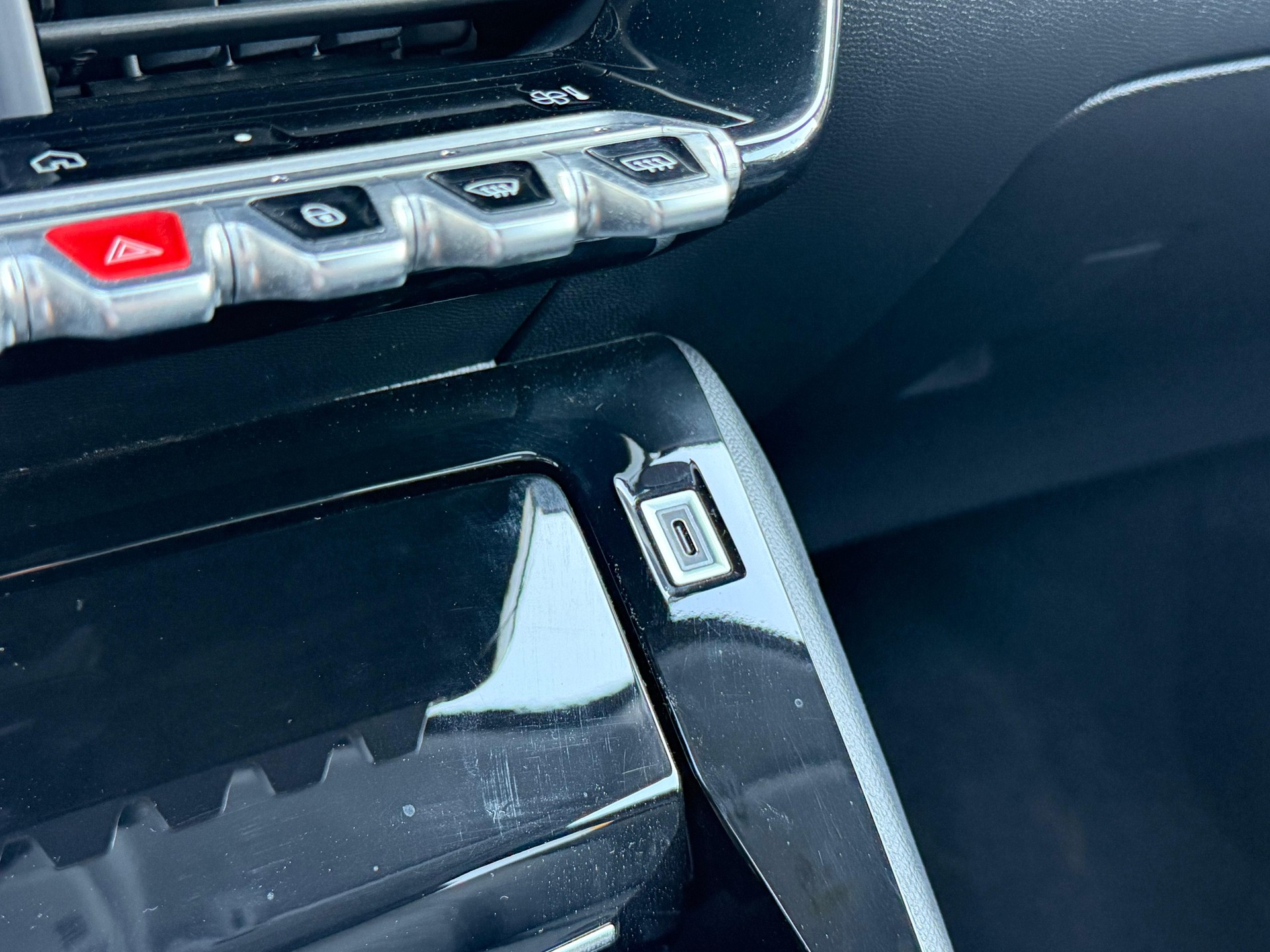 PEUGEOT 208 1.2 PureTech Allure-image-8