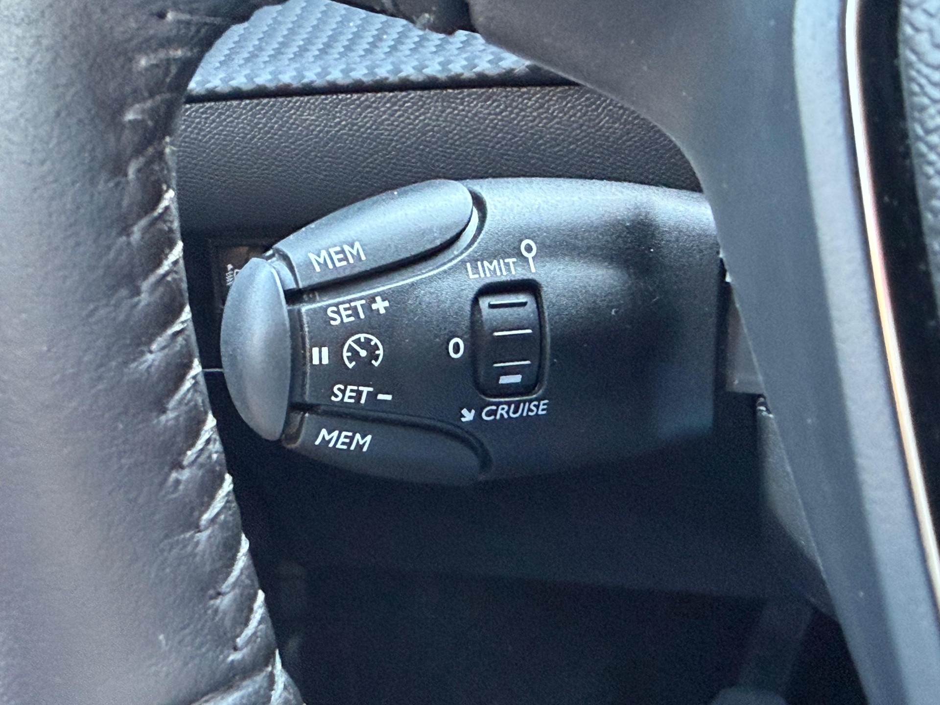 PEUGEOT 208 1.2 PureTech Allure-image-7