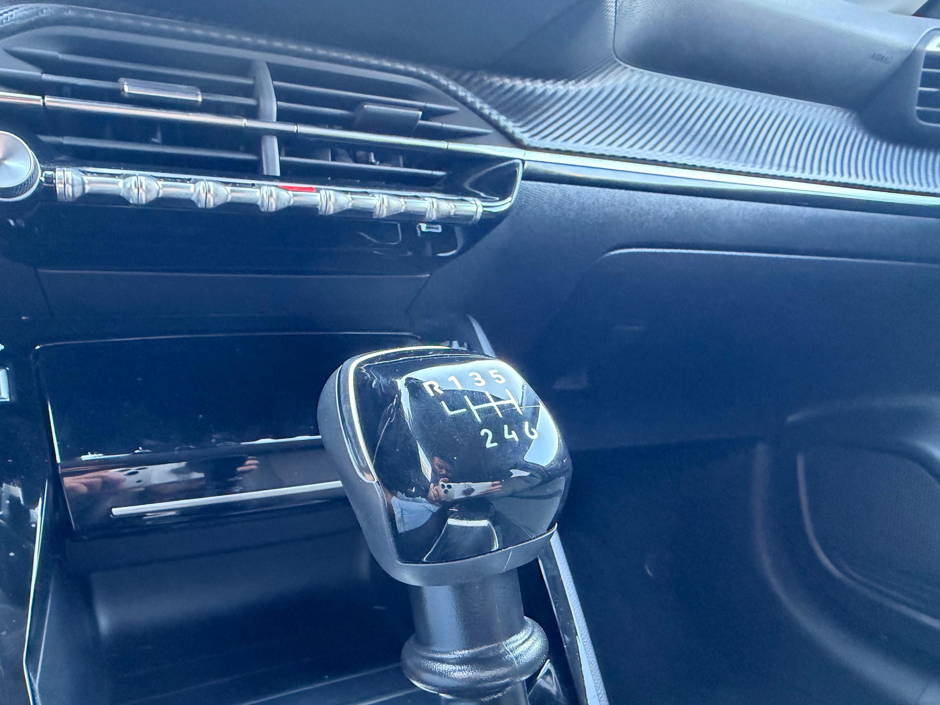PEUGEOT 208 1.2 PureTech Allure-image-9