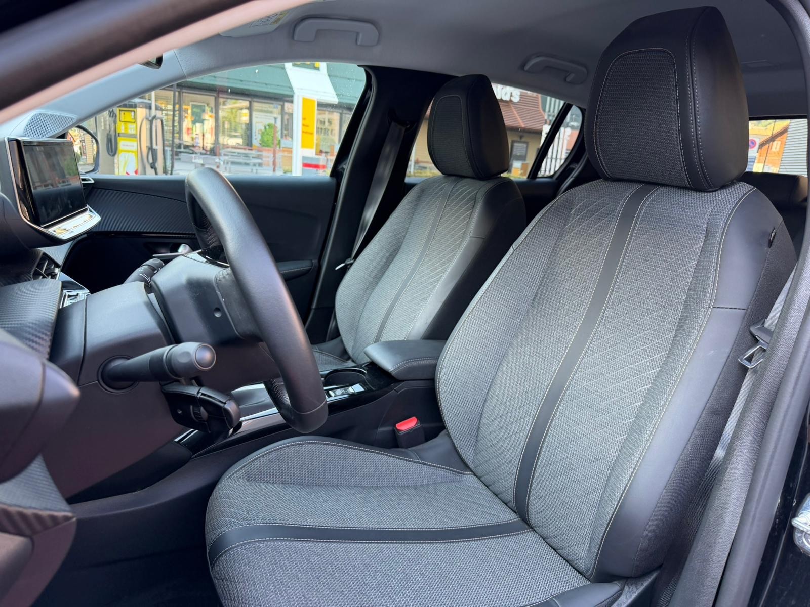 PEUGEOT 208 1.2 PureTech Allure-image-5