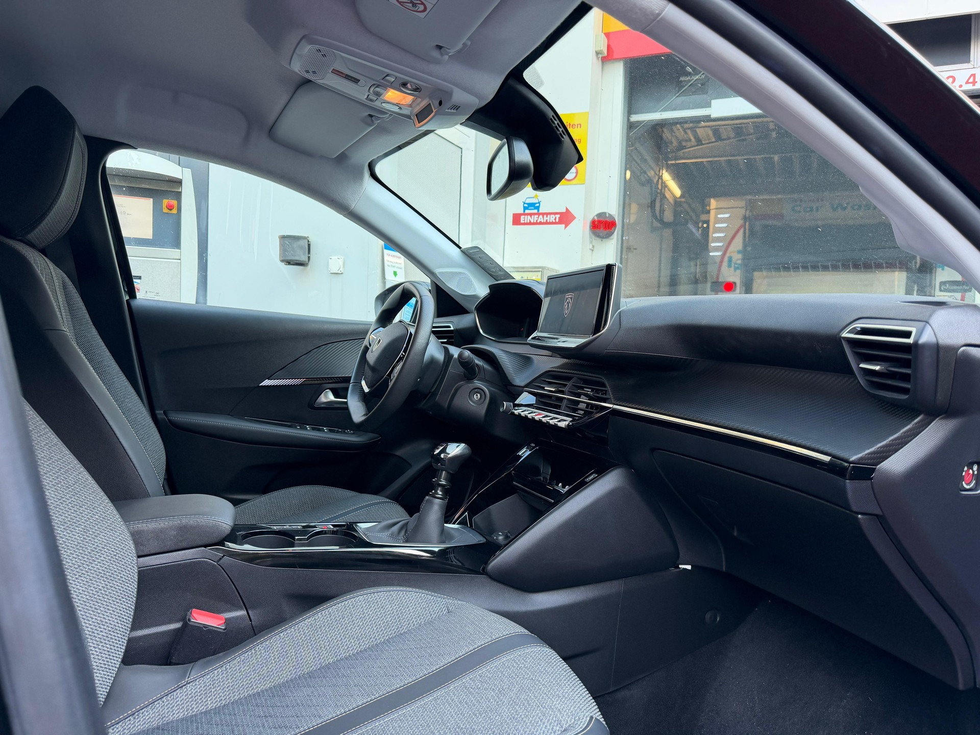 PEUGEOT 208 1.2 PureTech Allure-image-11
