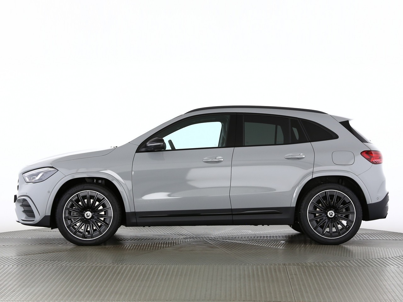 MERCEDES-BENZ GLA 220d 4Matic 8G-DCTSwiss Star-showroom-element-2