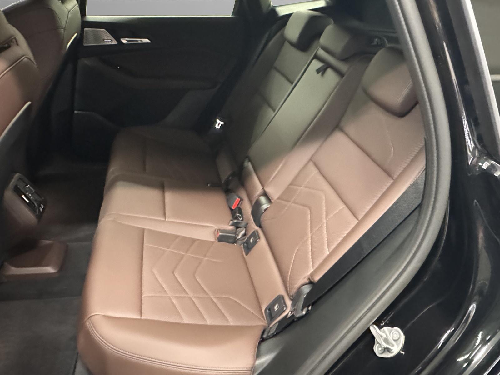 BMW 230e xDrive Active Tourer-image-13