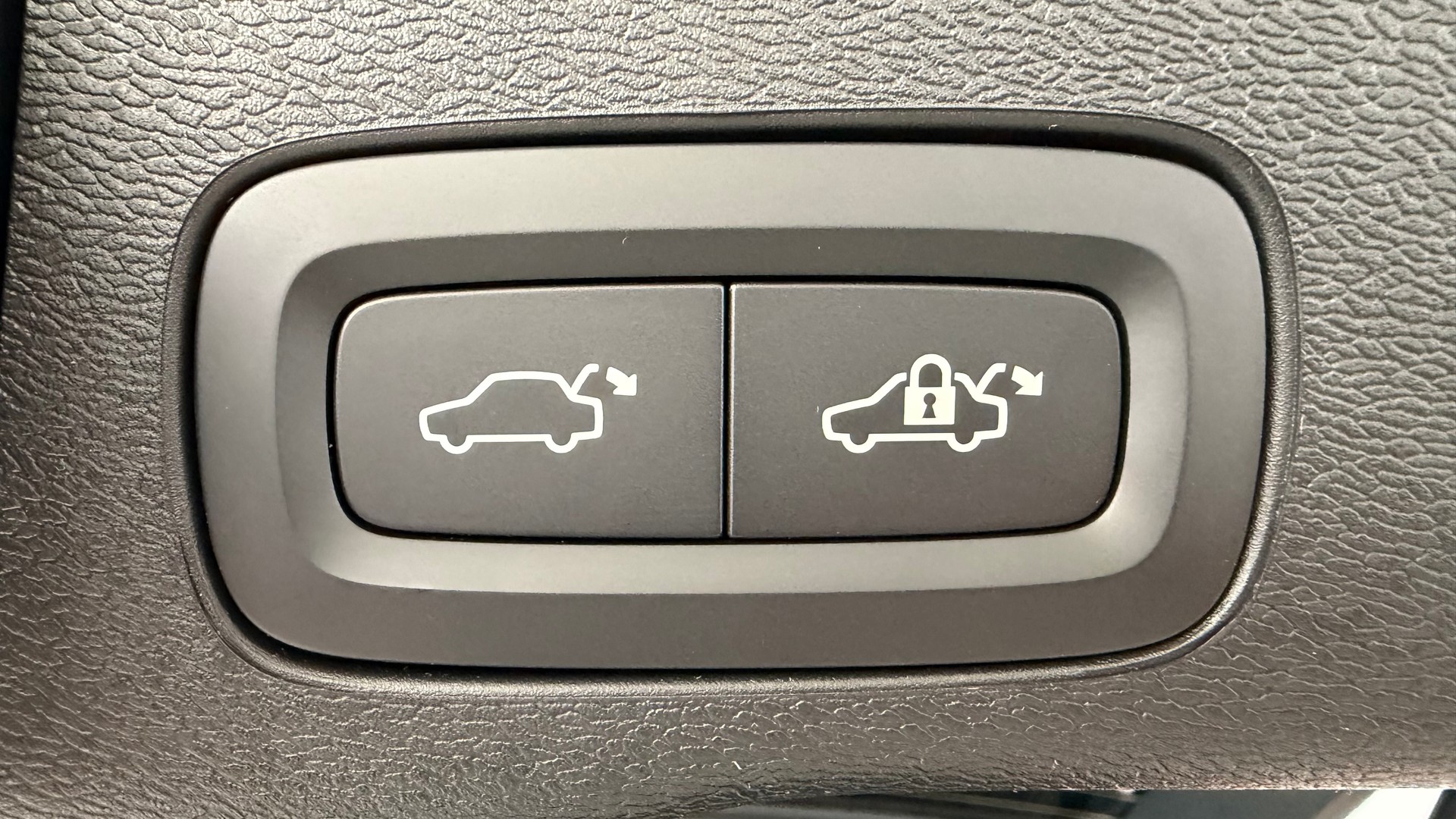 VOLVO XC60 2.0 T8 TE Black Edition e-image-15
