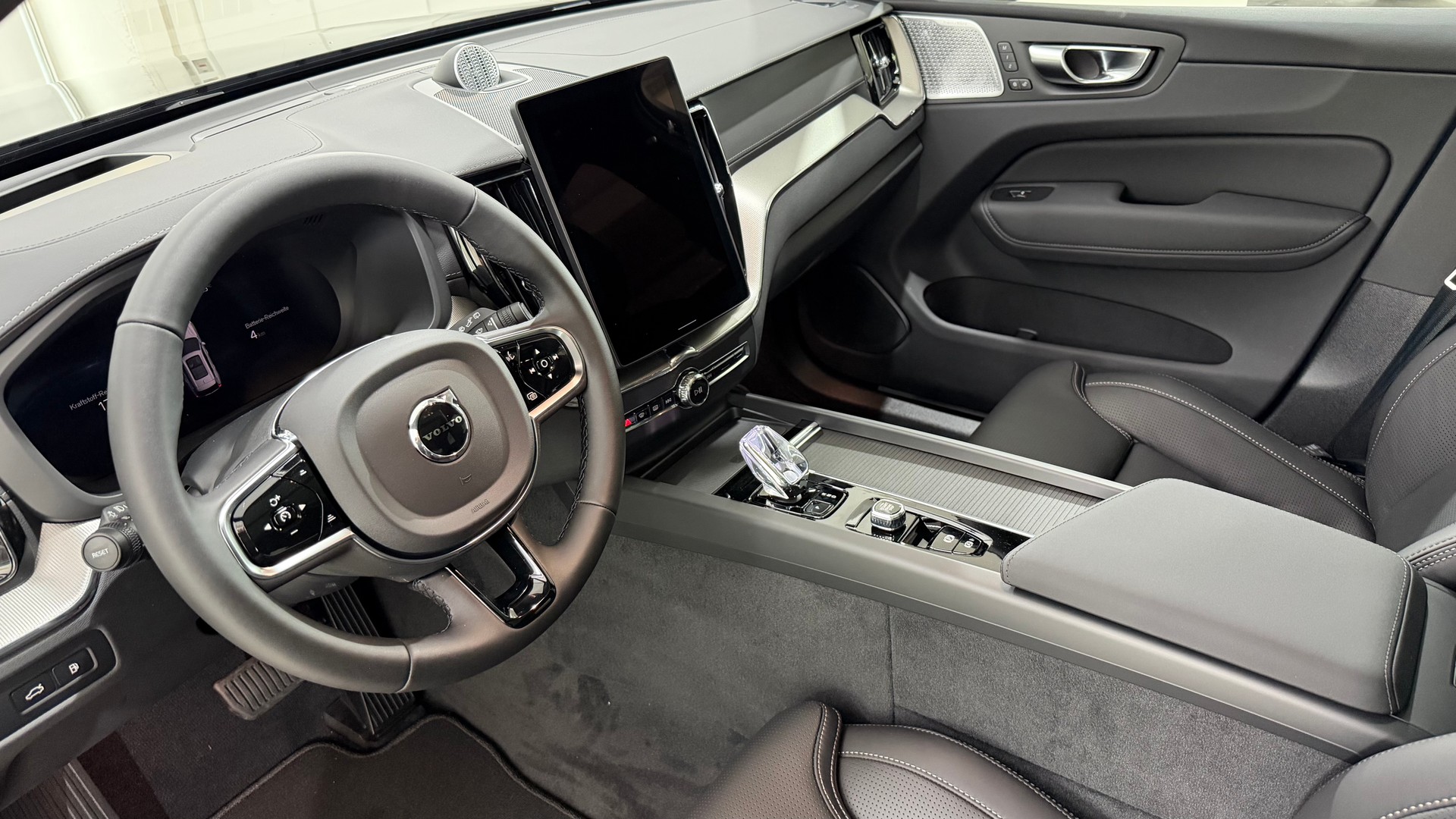 VOLVO XC60 2.0 T8 TE Black Edition e-showroom-element-3