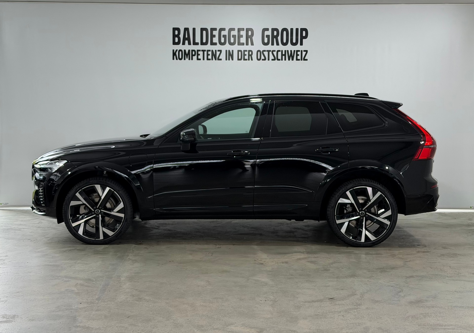 VOLVO XC60 2.0 T8 TE Black Edition e-showroom-element-1