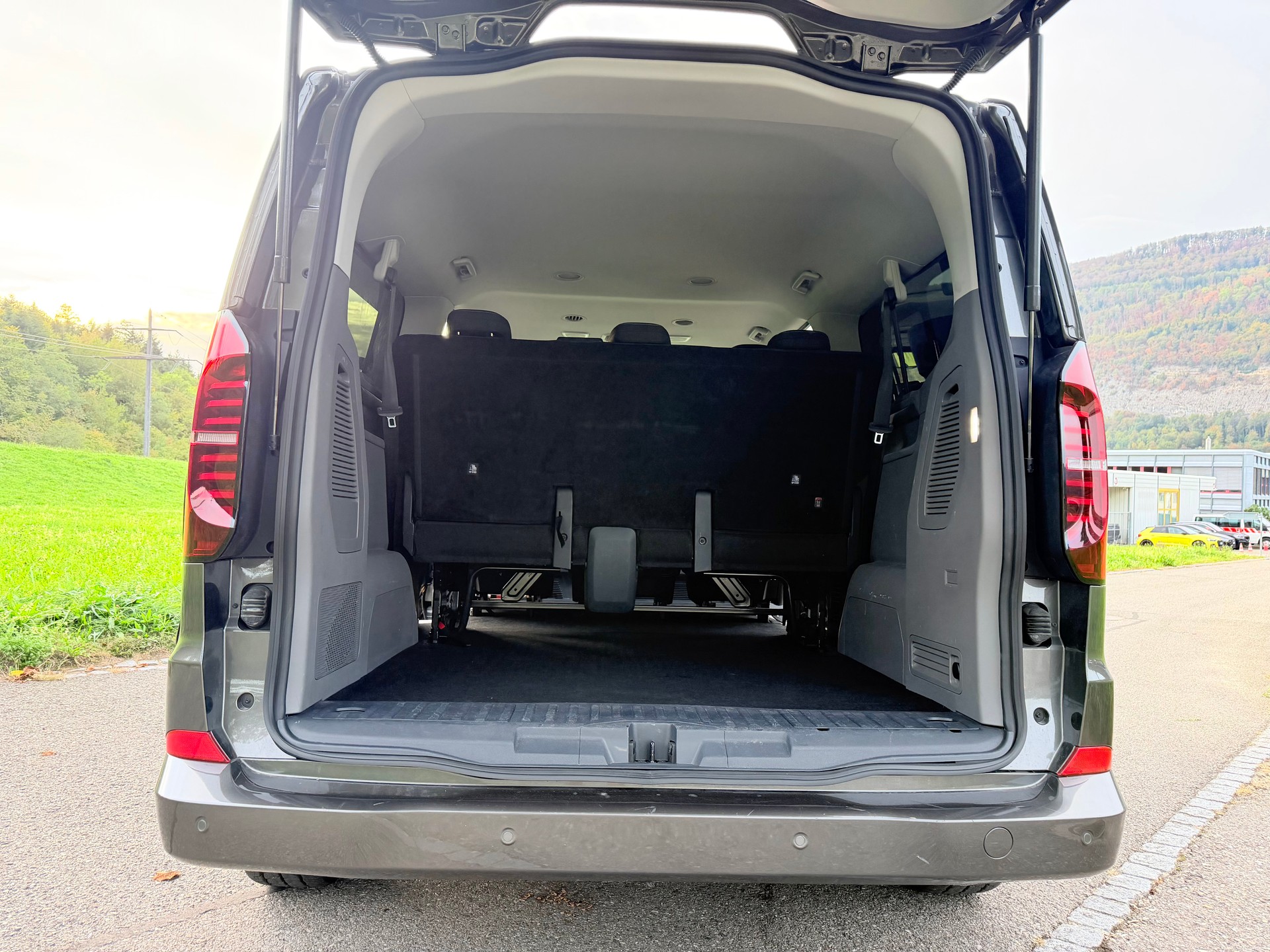VW CARAVELLE 2.0 TDI "CH WAGEN" EXTRA LANG. LWB 4-MOTION AUTOMAT 8. MIT 9 SITZE. MIT 5 TÜREN. 3500 MM.-image-9