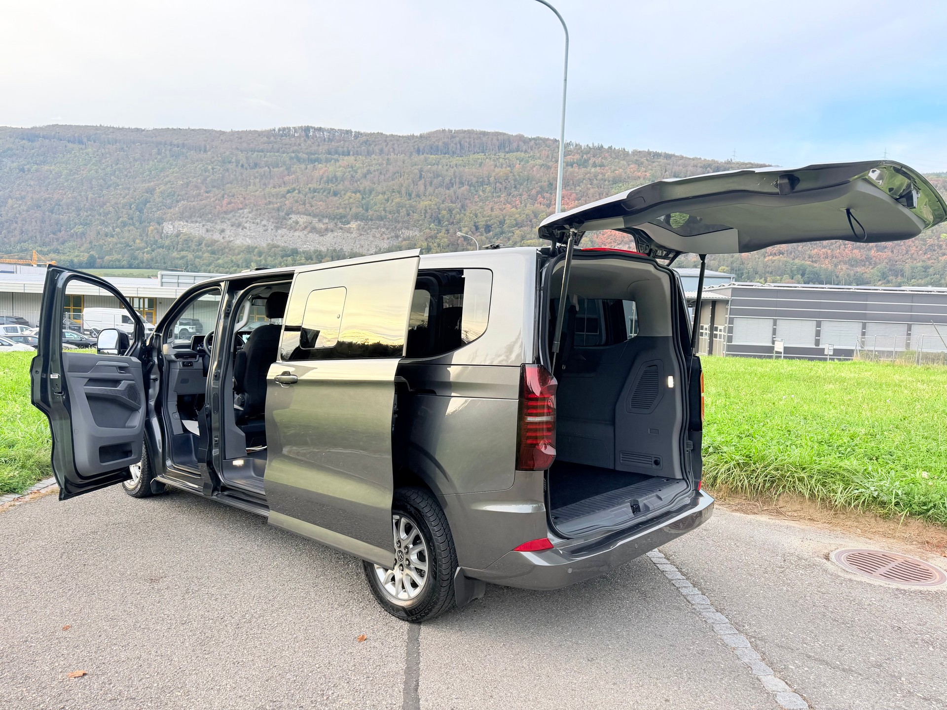 VW CARAVELLE 2.0 TDI "CH WAGEN" EXTRA LANG. LWB 4-MOTION AUTOMAT 8. MIT 9 SITZE. MIT 5 TÜREN. 3500 MM.-image-33