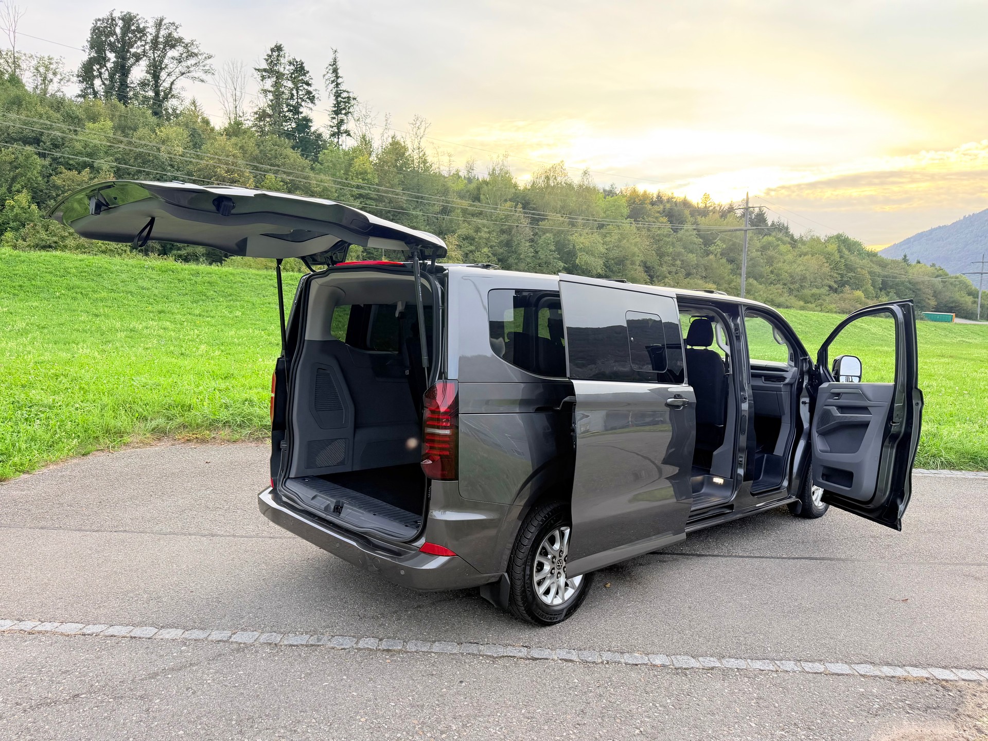 VW CARAVELLE 2.0 TDI "CH WAGEN" EXTRA LANG. LWB 4-MOTION AUTOMAT 8. MIT 9 SITZE. MIT 5 TÜREN. 3500 MM.-image-34
