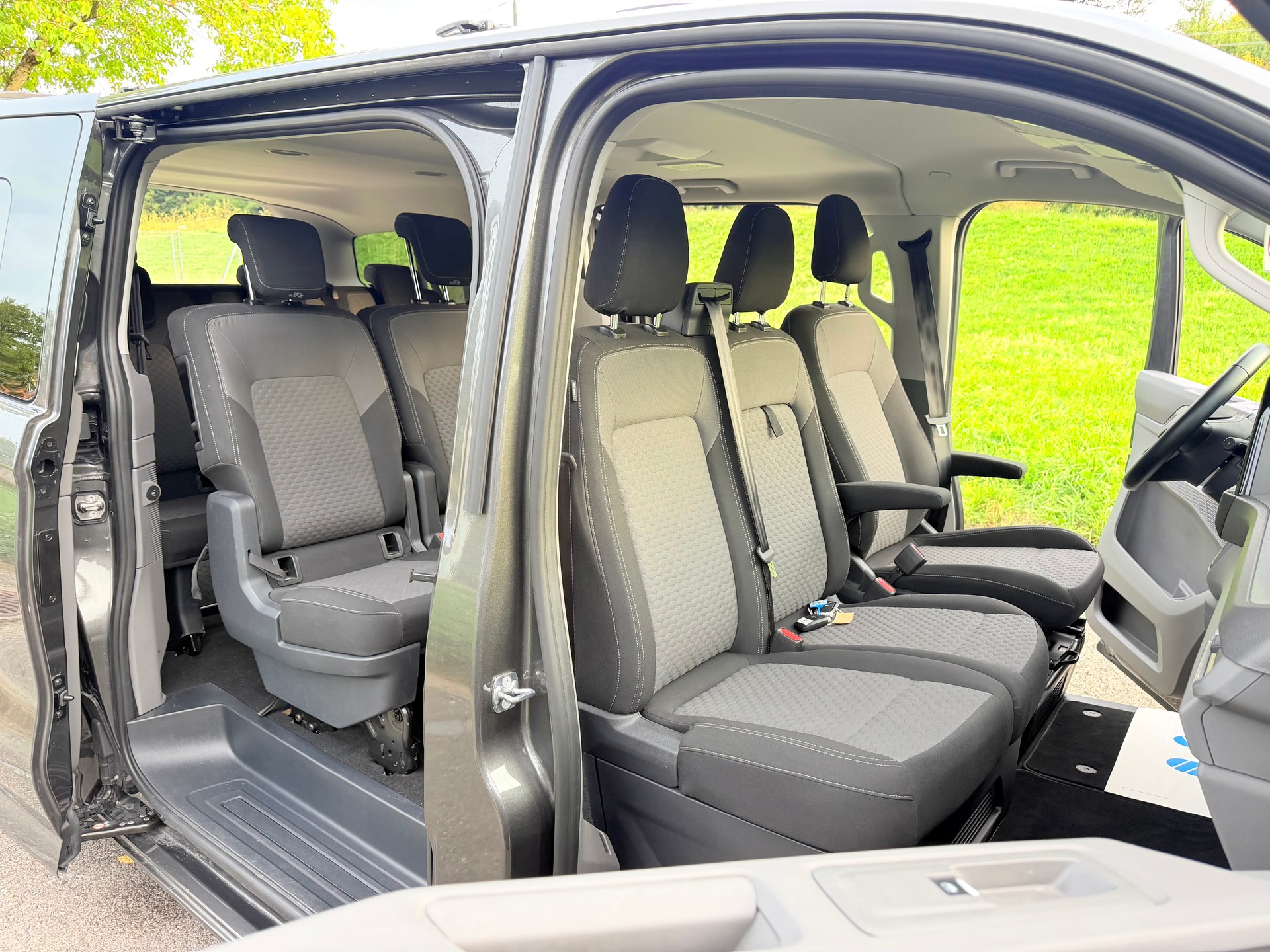 VW CARAVELLE 2.0 TDI "CH WAGEN" EXTRA LANG. LWB 4-MOTION AUTOMAT 8. MIT 9 SITZE. MIT 5 TÜREN. 3500 MM.-image-6
