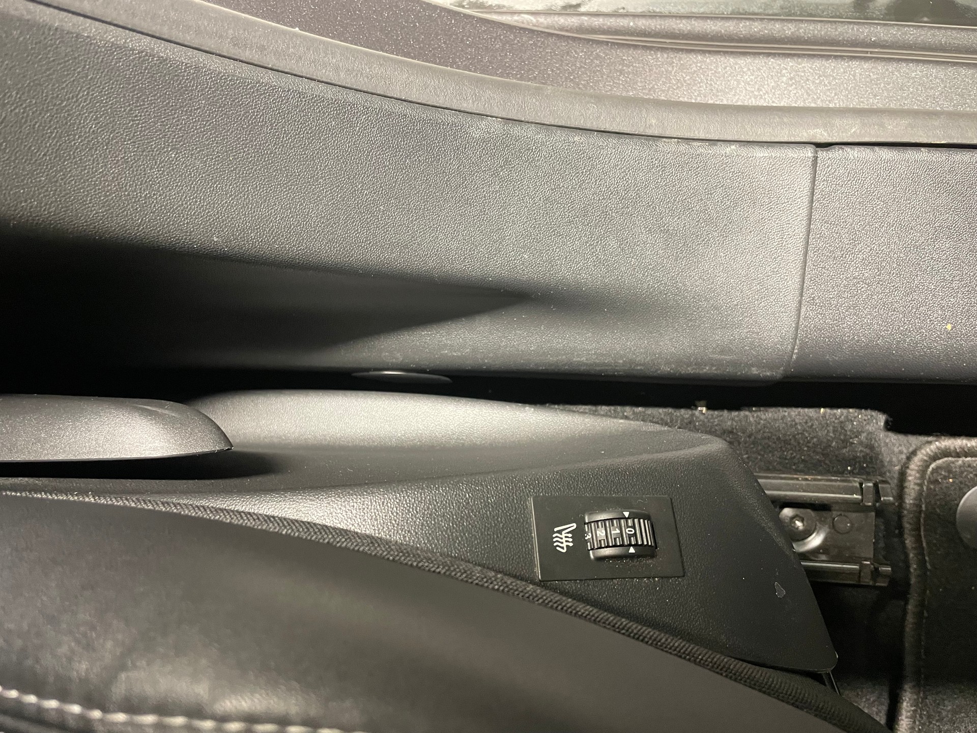 PEUGEOT 2008 1.2 PureTech Allure EAT6 (20)-image-17