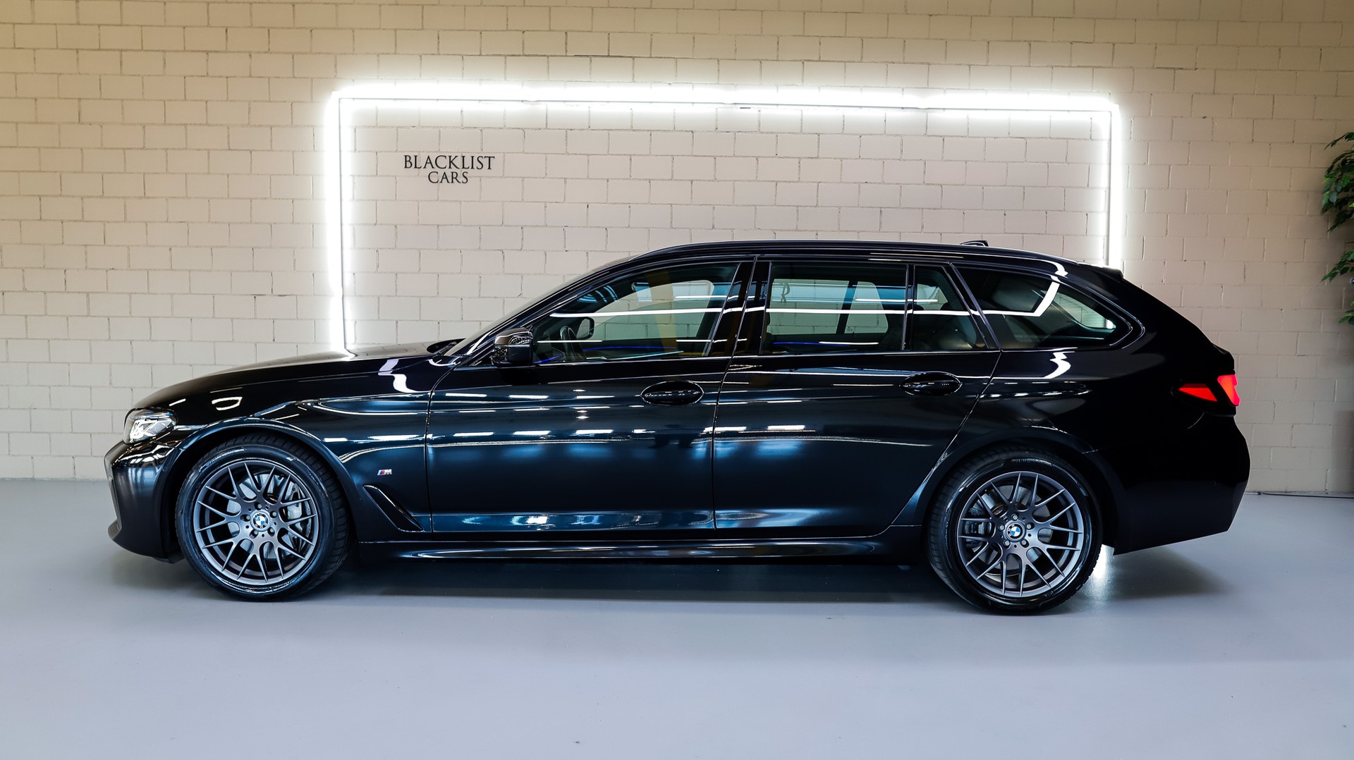 BMW 540d xDrive 48V Touring M Sport Steptronic-showroom-element-3