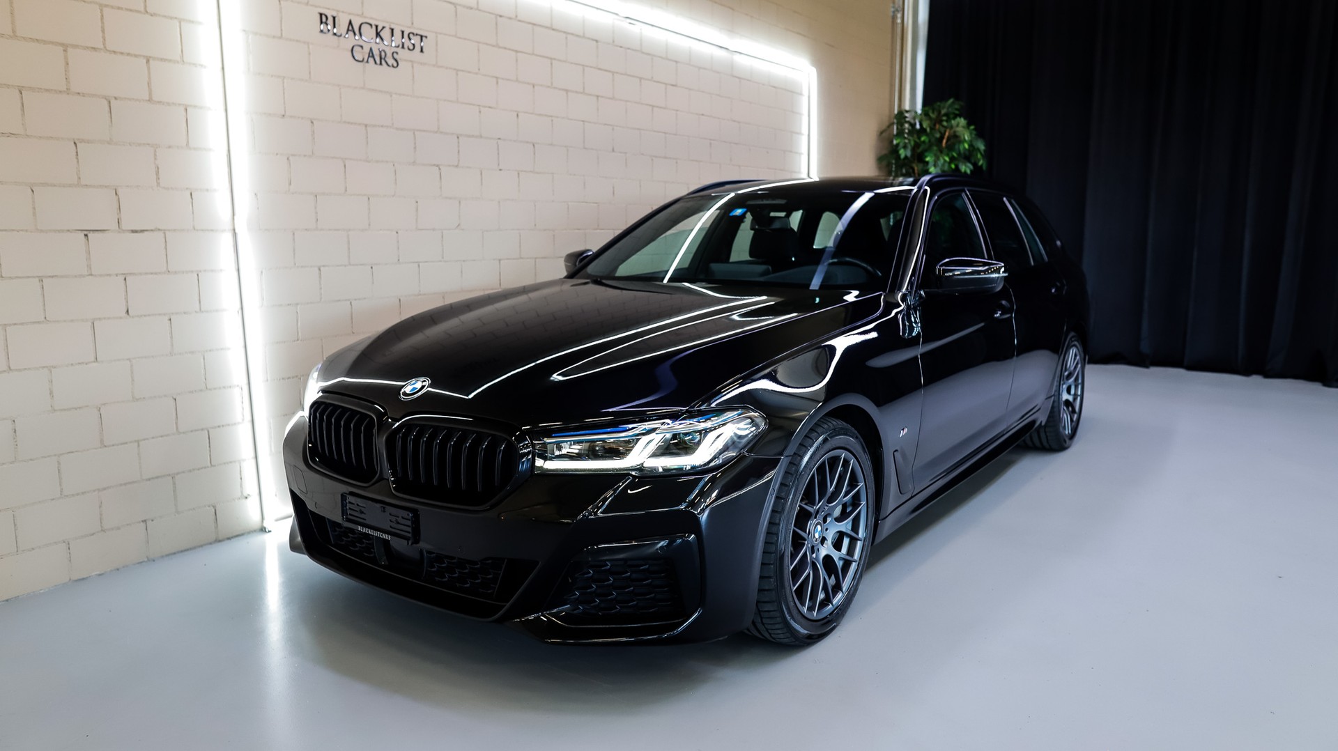 BMW 540d xDrive 48V Touring M Sport Steptronic-showroom-element-1