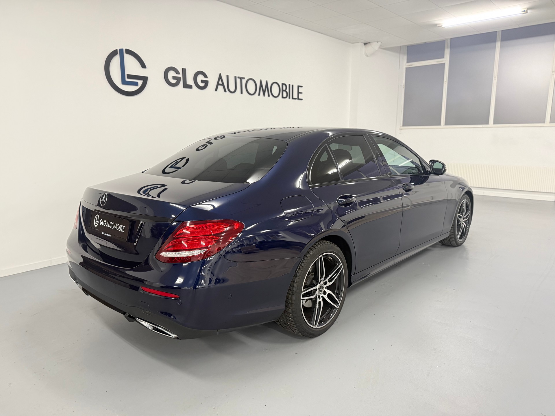MERCEDES-BENZ E 200 d AMG Line 9G-Tronic-showroom-element-3