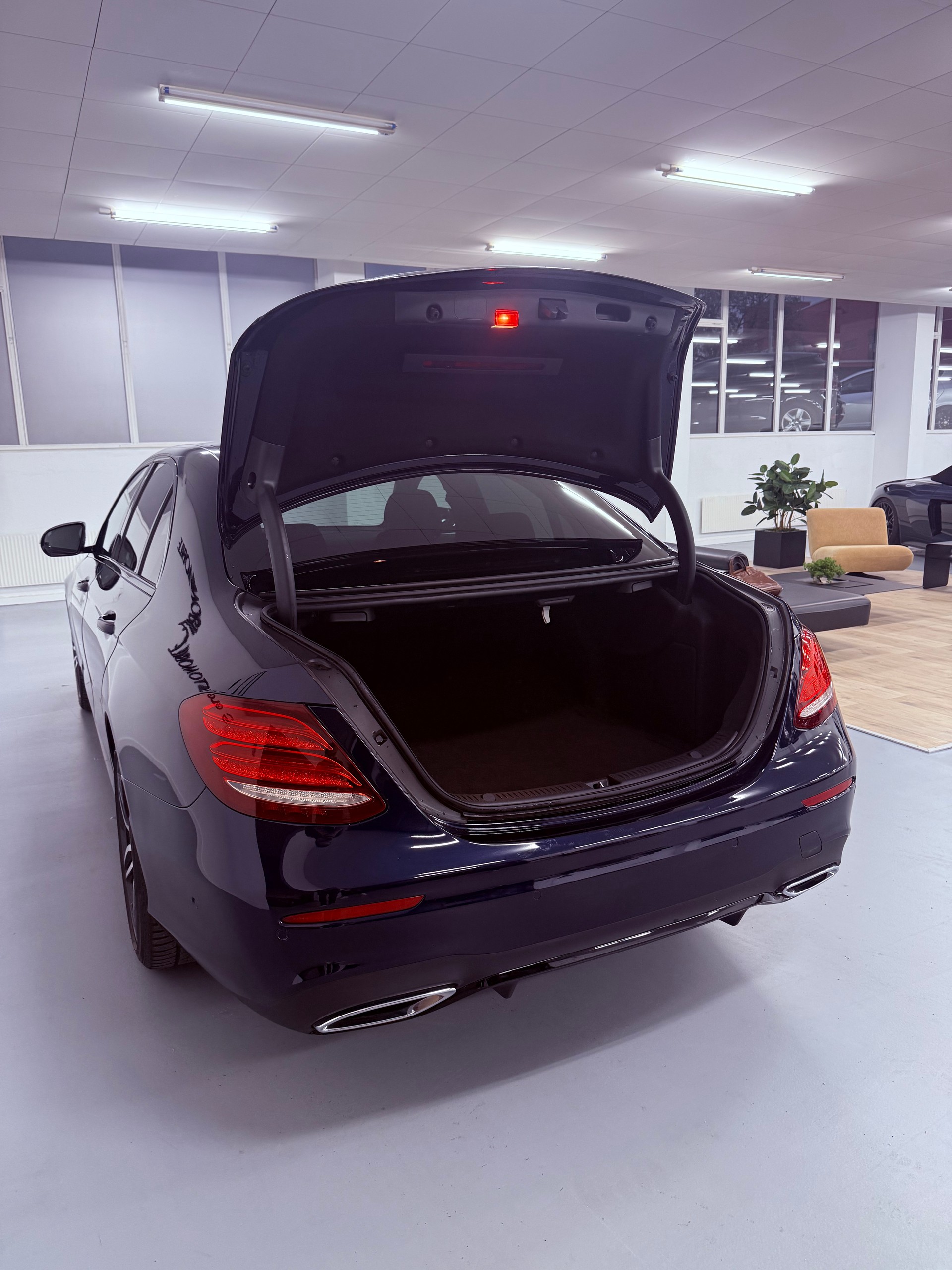MERCEDES-BENZ E 200 d AMG Line 9G-Tronic-image-11