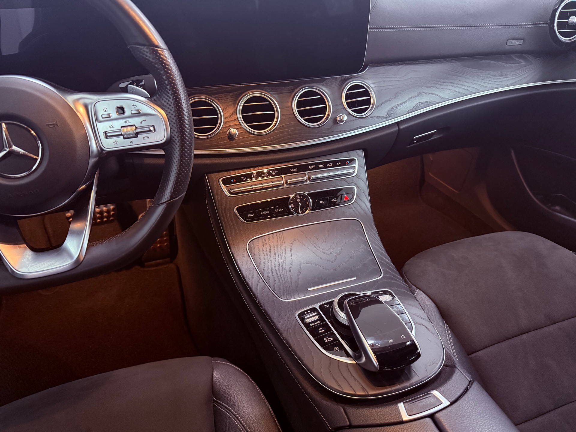 MERCEDES-BENZ E 200 d AMG Line 9G-Tronic-image-8