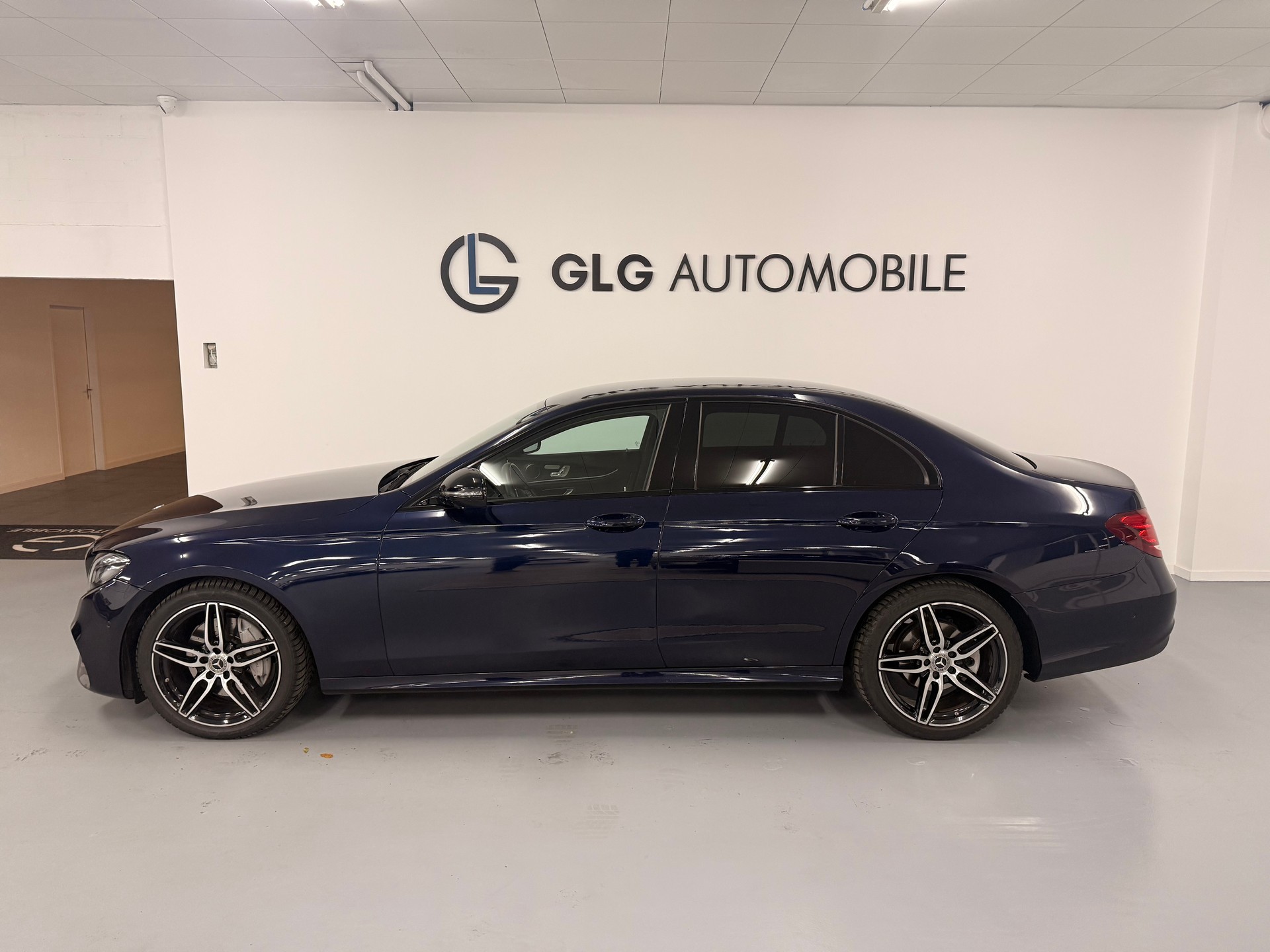 MERCEDES-BENZ E 200 d AMG Line 9G-Tronic-showroom-element-2