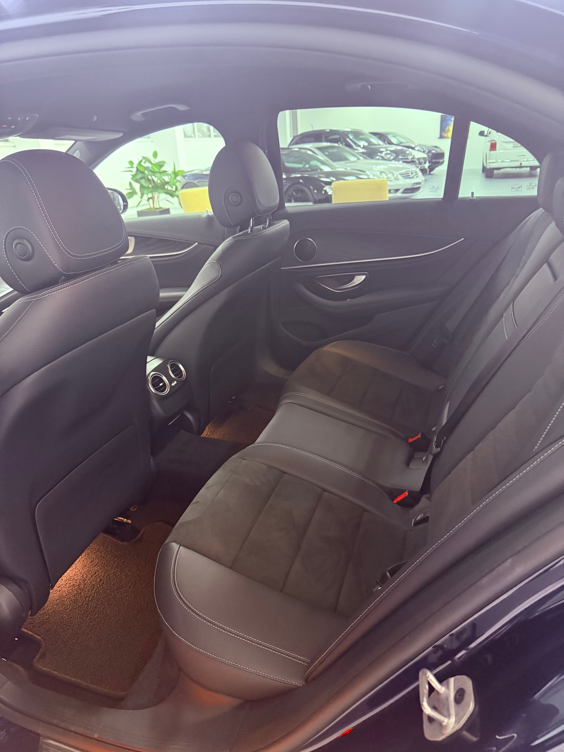 MERCEDES-BENZ E 200 d AMG Line 9G-Tronic-image-10