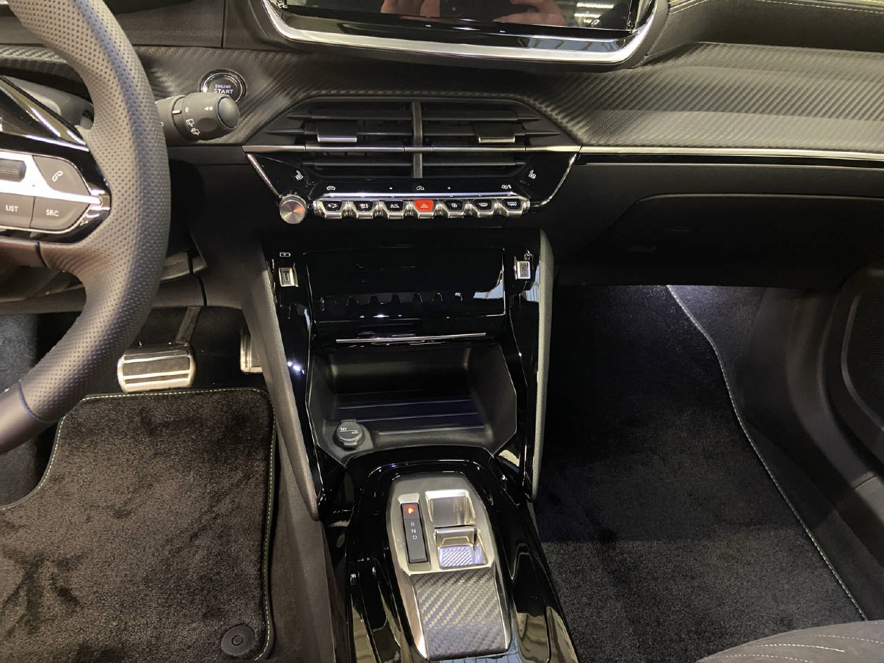 PEUGEOT 2008 1.2 Hybrid GT-image-6
