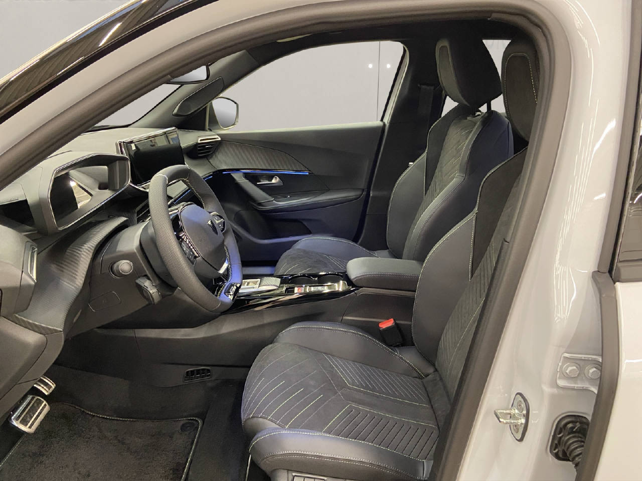PEUGEOT 2008 1.2 Hybrid GT-image-4