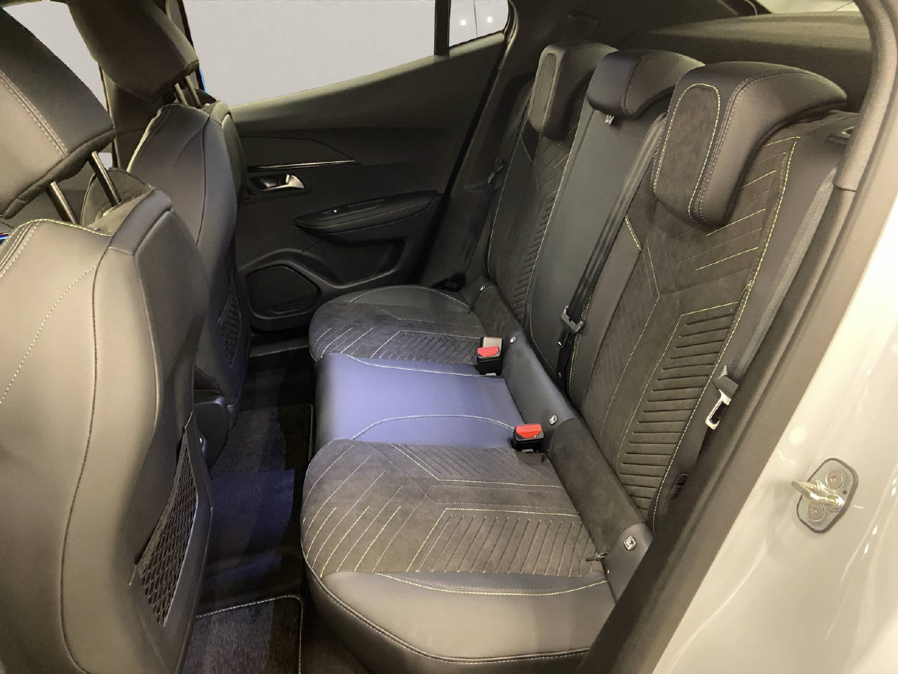 PEUGEOT 2008 1.2 Hybrid GT-image-9