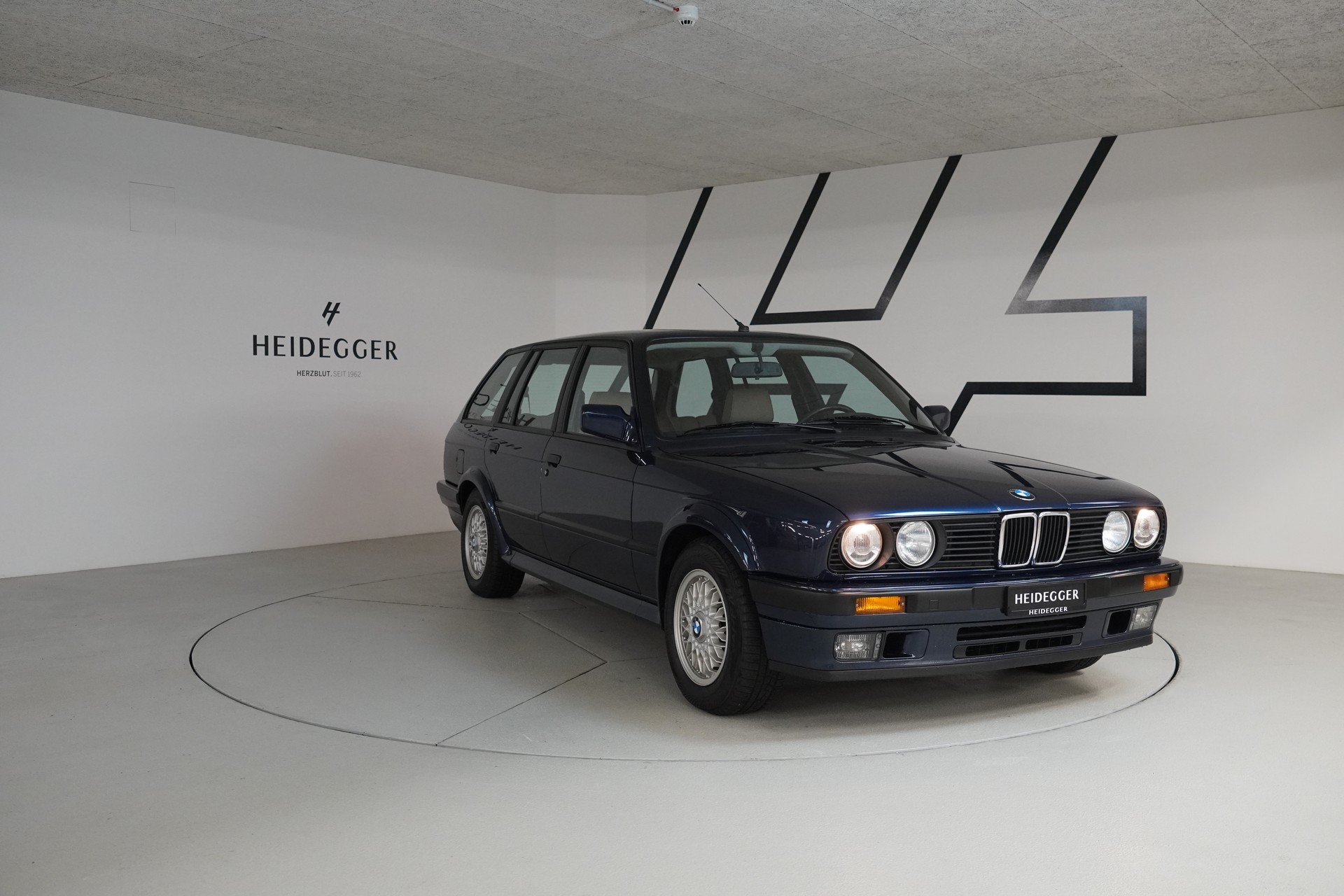 BMW 325iX A Touring-showroom-element-2