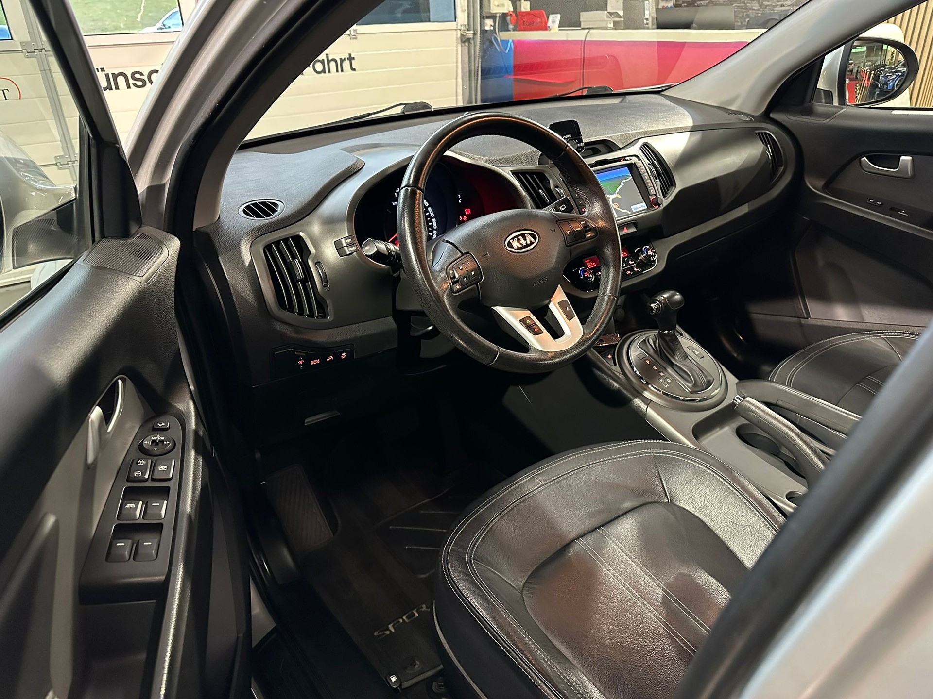 KIA Sportage 2.0 CRDi Trend 4WD Automatic-image-8