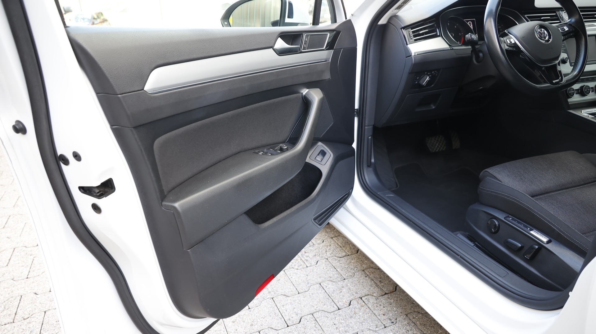 VW Passat Variant 2.0 TDI BMT Comfortline DSG 4Motion-image-10