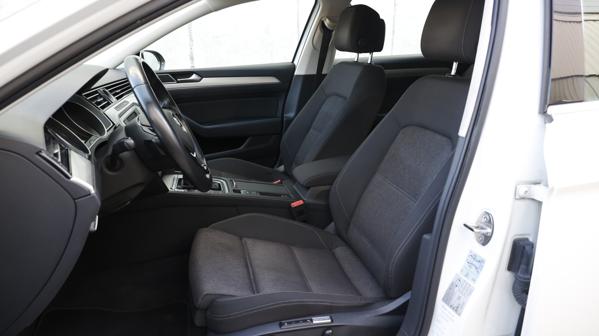 VW Passat Variant 2.0 TDI BMT Comfortline DSG 4Motion-image-12